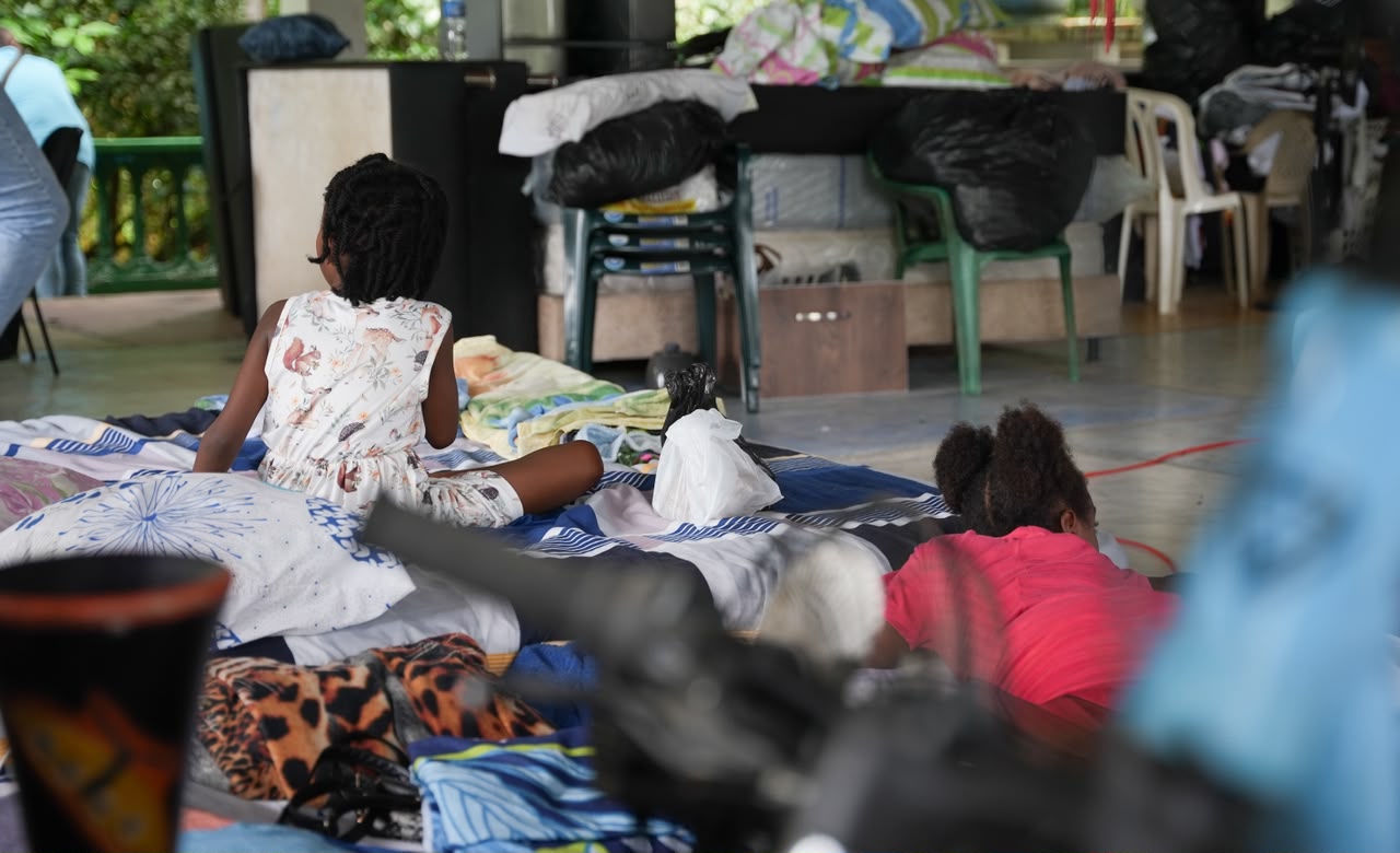 Las familias afectadas en Flores de Buenaños duermen en albergues temporales: allí se encuentran niños, adultos mayores y mascotas. Aún no saben a quién acudir para la reconstrucción de sus hogares.