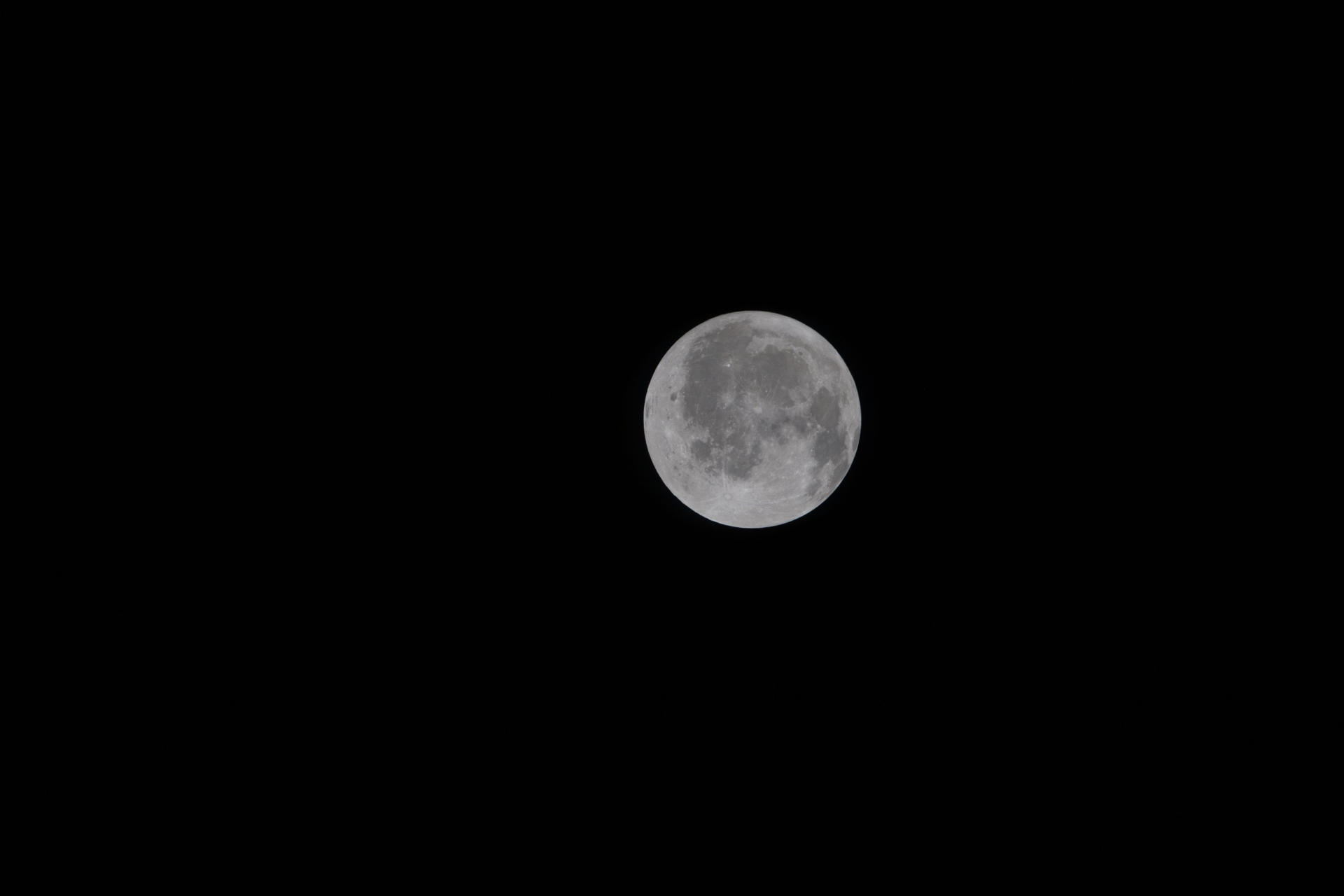 LOS ÁNGELES, 04/04/2026.- Fotografía compartida este sábado por la NASA en su cuenta oficial de X junto con el mensaje "Los astronautas de Artemis II ya han recorrido más de la mitad del camino hacia su destino, y los preparativos para el sobrevuelo lunar están en marcha. Durante su viaje alrededor de la cara oculta de la Luna, capturarán imágenes para compartirlas con los científicos (¡y contigo también!)". La misión, que despegó el pasado miércoles desde el Centro Espacial Kennedy, avanza a 5.632 kilómetros por hora rumbo a la Luna, donde espera llegar este lunes. EFE/ NASA - SOLO USO EDITORIAL/SOLO DISPONIBLE PARA ILUSTRAR LA NOTICIA QUE ACOMPAÑA (CRÉDITO OBLIGATORIO) -
