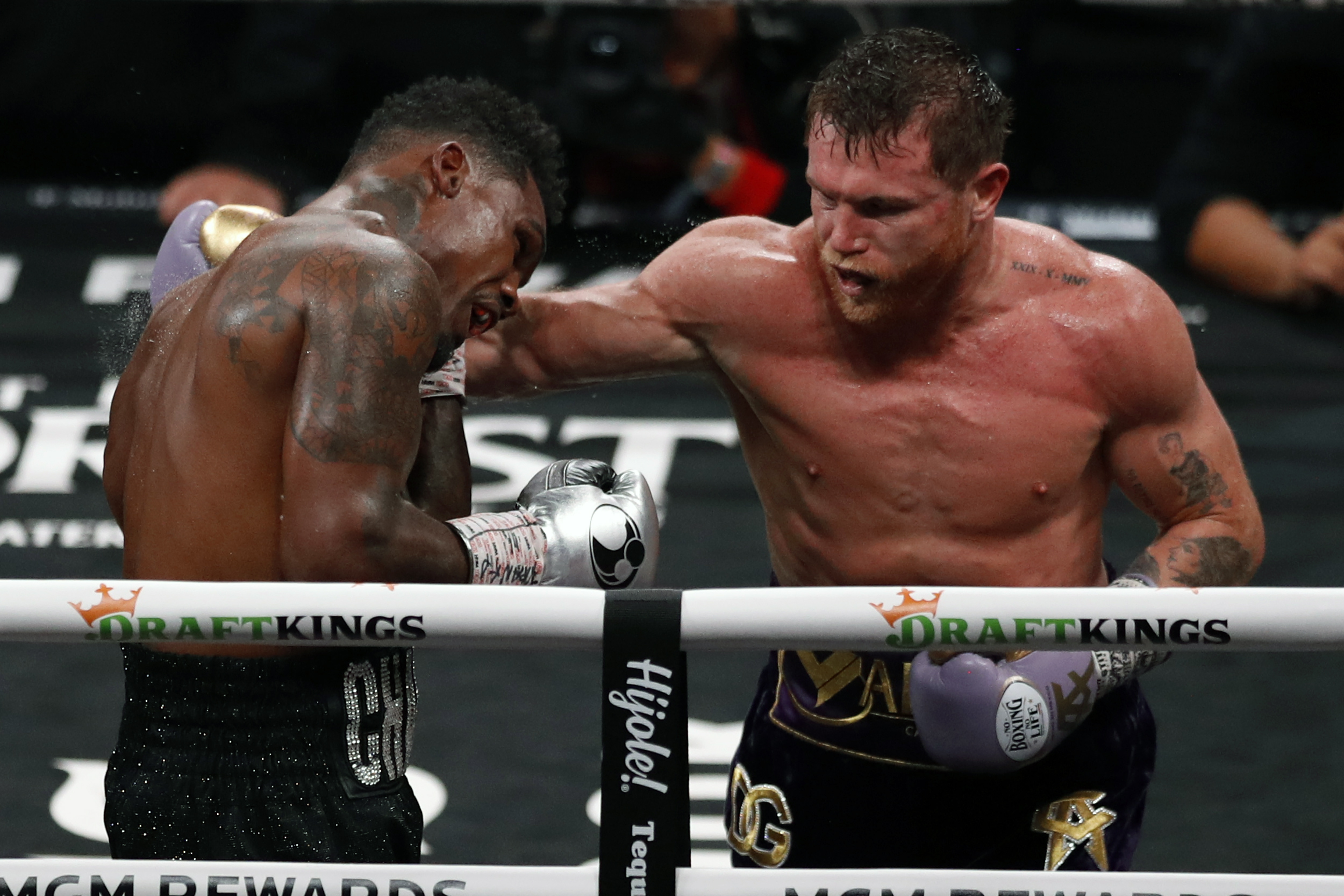 En video: ‘Canelo’ Álvarez mantuvo su corona indiscutida del supermediano