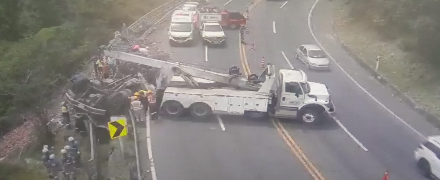 Cierre total en vía al Llano por volcamiento de vehículo