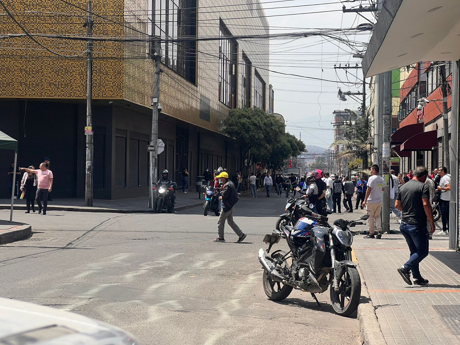Enfrentamientos entre comerciantes y el Esmad en San Andresito por operativos