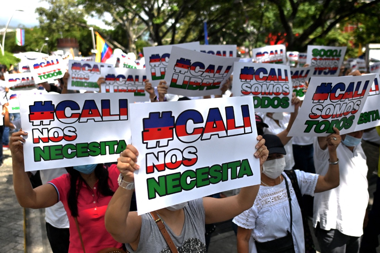 Varios manifestantes sostienen carteleras con las frases "#CaliNosNecesita", "#CaliSomosTodos" y "#CaliLibre". Quienes se movilizaron hicieron un llamado a la unión para superar la crisis social y económica que se vive en la ciudad por cuenta de las manifestaciones.