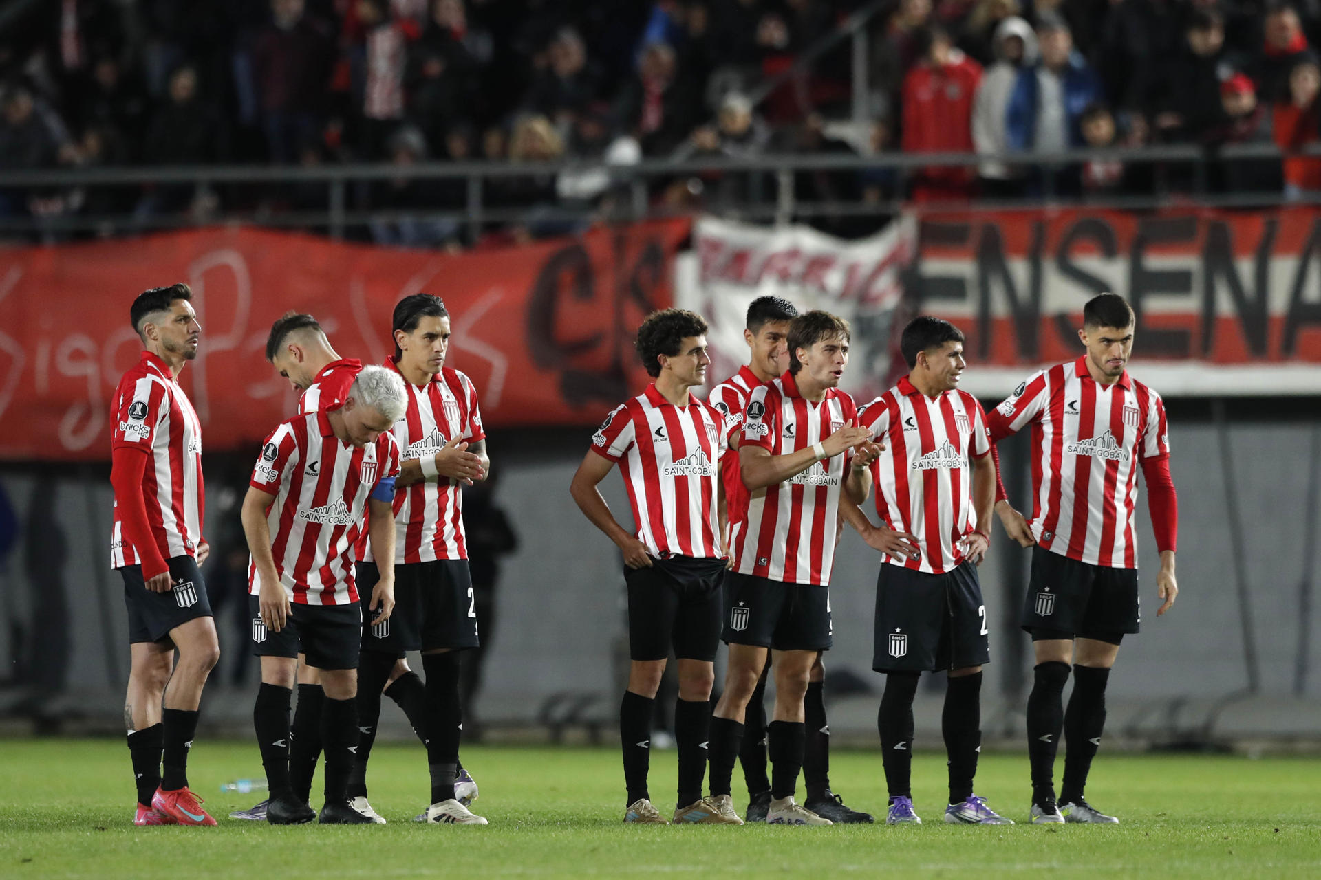 AMDEP4134. LA PLATA (ARGENTINA), 25/09/2025.- Jugadores de Estudiantes reaccionan este jueves, al finalizar un partido de los cuartos de final de la Copa Libertadores entre Estudiantes de La Plata y Flamengo en el estadio Jorge Luis Hirschi, en la Plata (Argentina). EFE/ Demian Alday