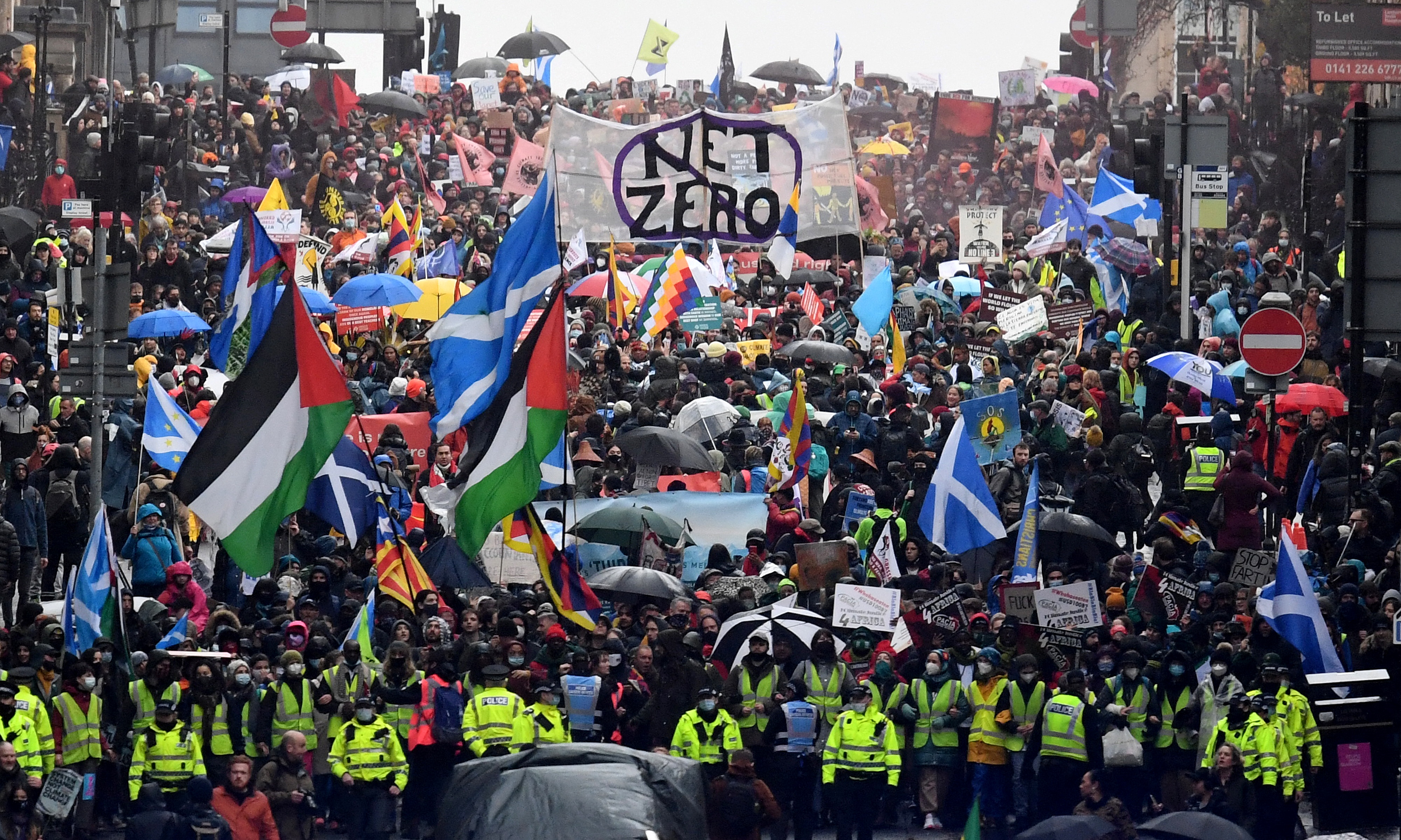 Jóvenes colombianos también marchan por la justicia climática en Glasgow