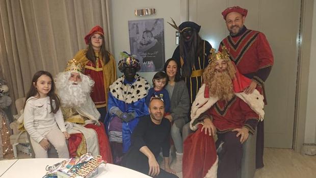 Iniesta pide perdón por polémica foto con los Reyes Magos