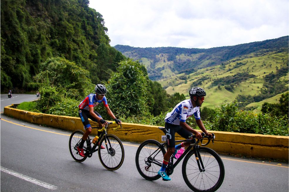 Edgar Pinzón y Dubán Bobadilla en el alto de la Línea.