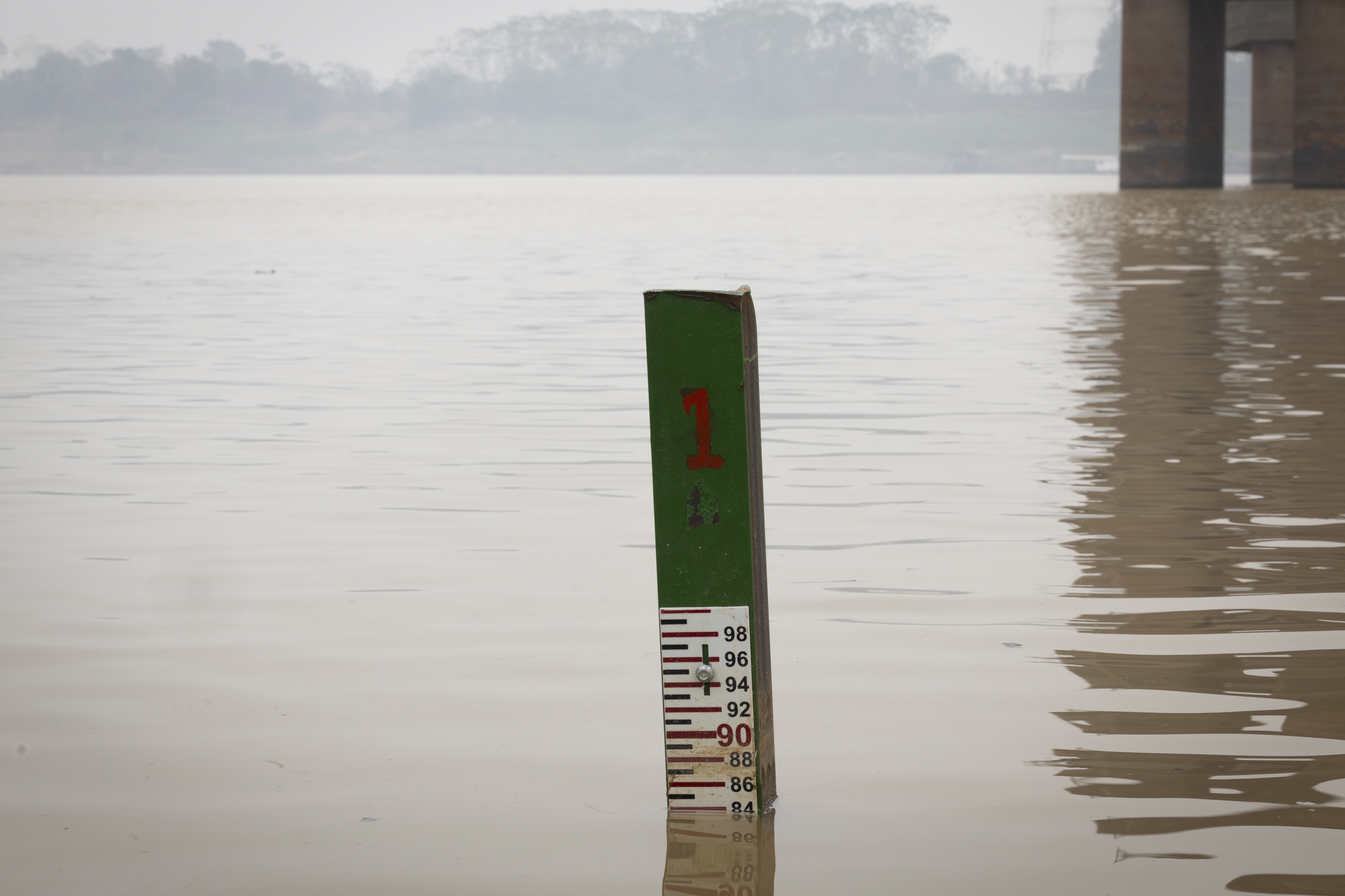 BRA100. PORTO VELHO (BRASIL), 10/09/2024.- Fotografía que muestra una regla de medición del nivel de agua en el río Madeira este martes en Porto Velho (Brasil). El mayor bosque tropical del planeta enfrenta en estos momentos una sequía extrema, que ha dejado a varios ríos amazónicos en sus niveles más bajos de la historia y ha aislado a decenas de comunidades rurales, además de favorecer la propagación de incendios. EFE/ Isaac Fontana