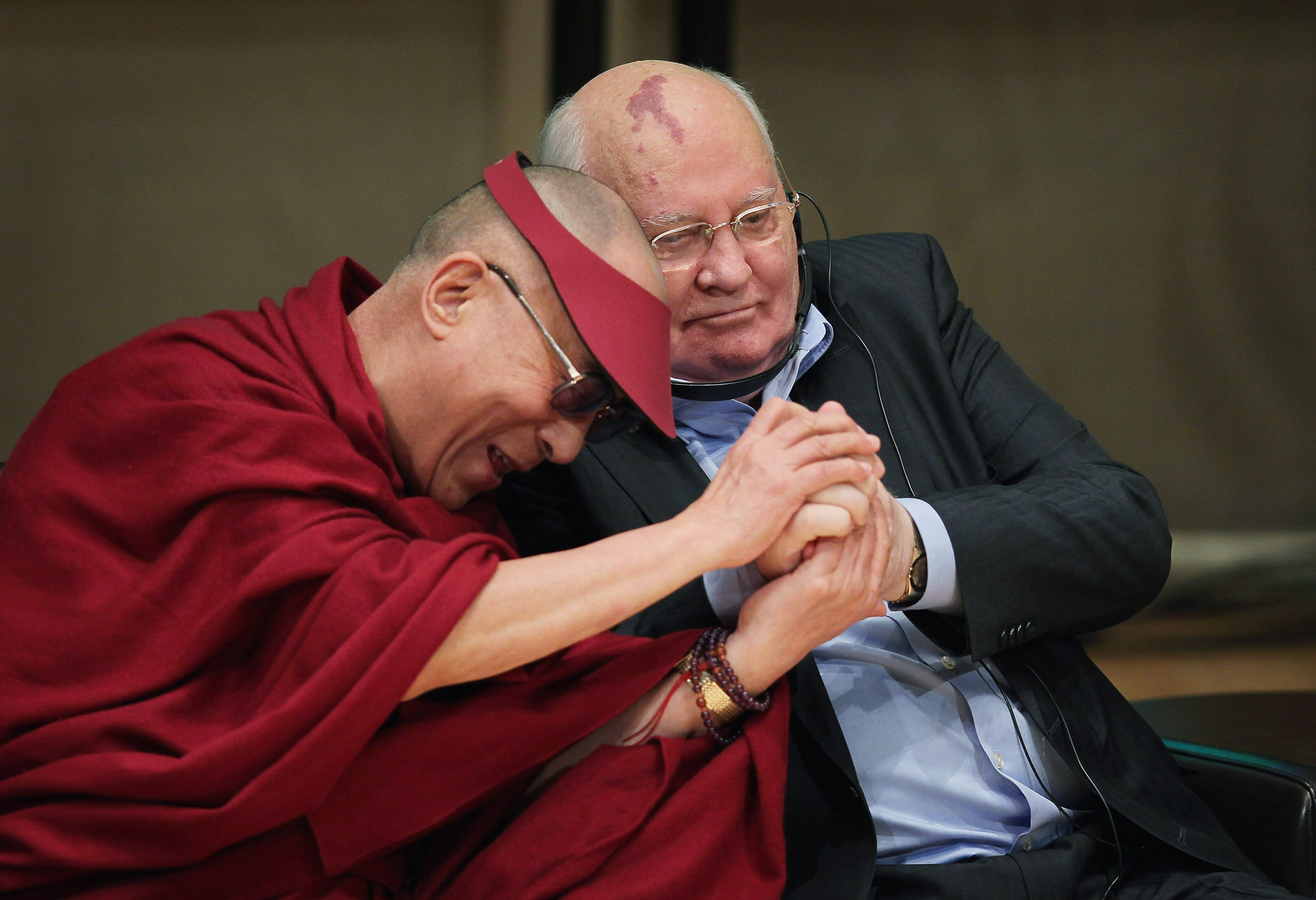 El Dalai Lama y el expresidente Gorbachov participaban en un panel de discusión durante la Cumbre Mundial de Premios Nobel de la Paz en el Salón de la Orquesta Sinfónica de Chicago el 25 de abril de 2012 en Chicago, Illinois. Gorbachov recibió el galardón en 1990 por su papel en el final de la Guerra Fría.