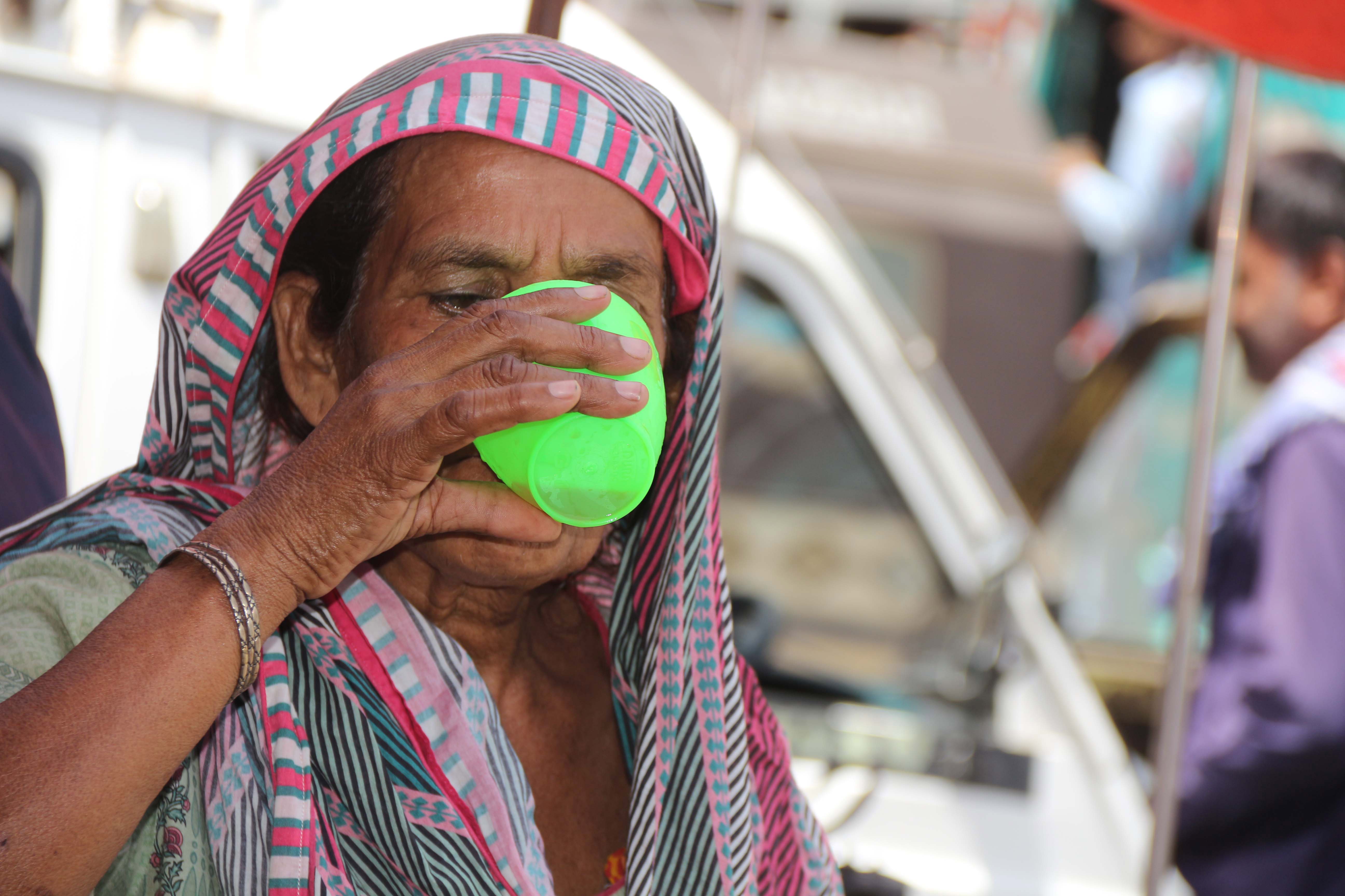 Hyderabad (Pakistan), 11/05/2022.- People drink free juice on the roadside, to beat the heat in Hyderabad, Pakistan, 11 May 2022. The Pakistan Meteorological Department (PMD) said that a severe heatwave that has been affecting central and upper Sindh will affect the entire province ó including Karachi ó for nearly a week starting 11 May, with maximum temperatures expected to exceed 40 degrees Celsius in the provincial capital. EFE/EPA/NADEEM KHAWAR