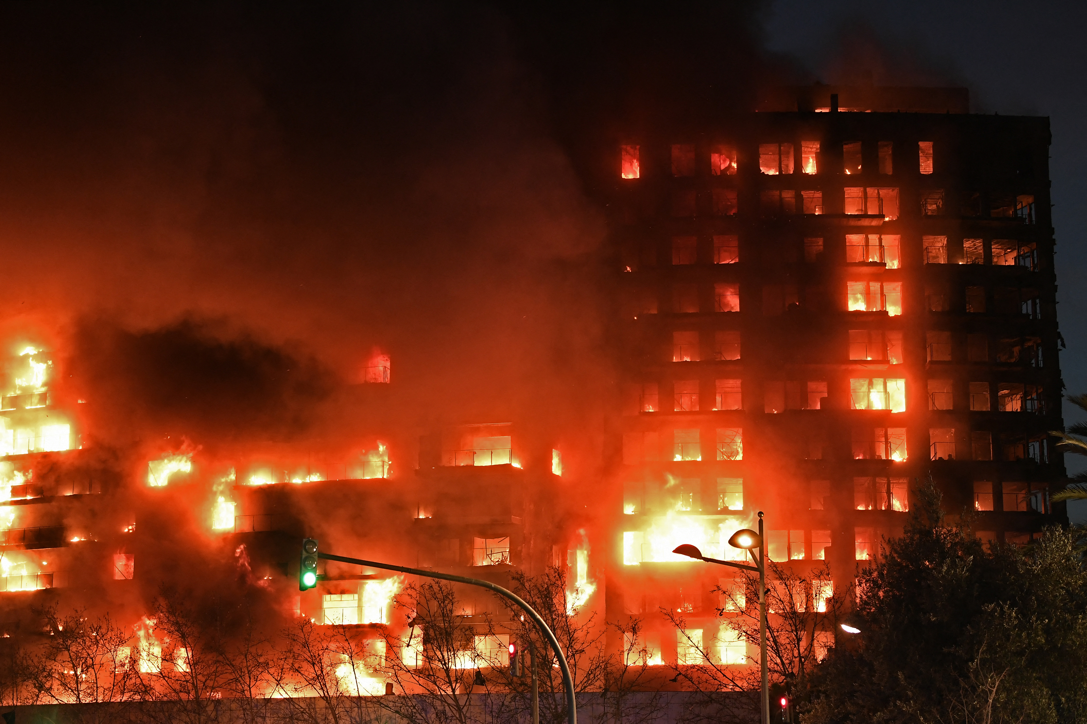 Incendio devora un edificio residencial en Valencia (España)