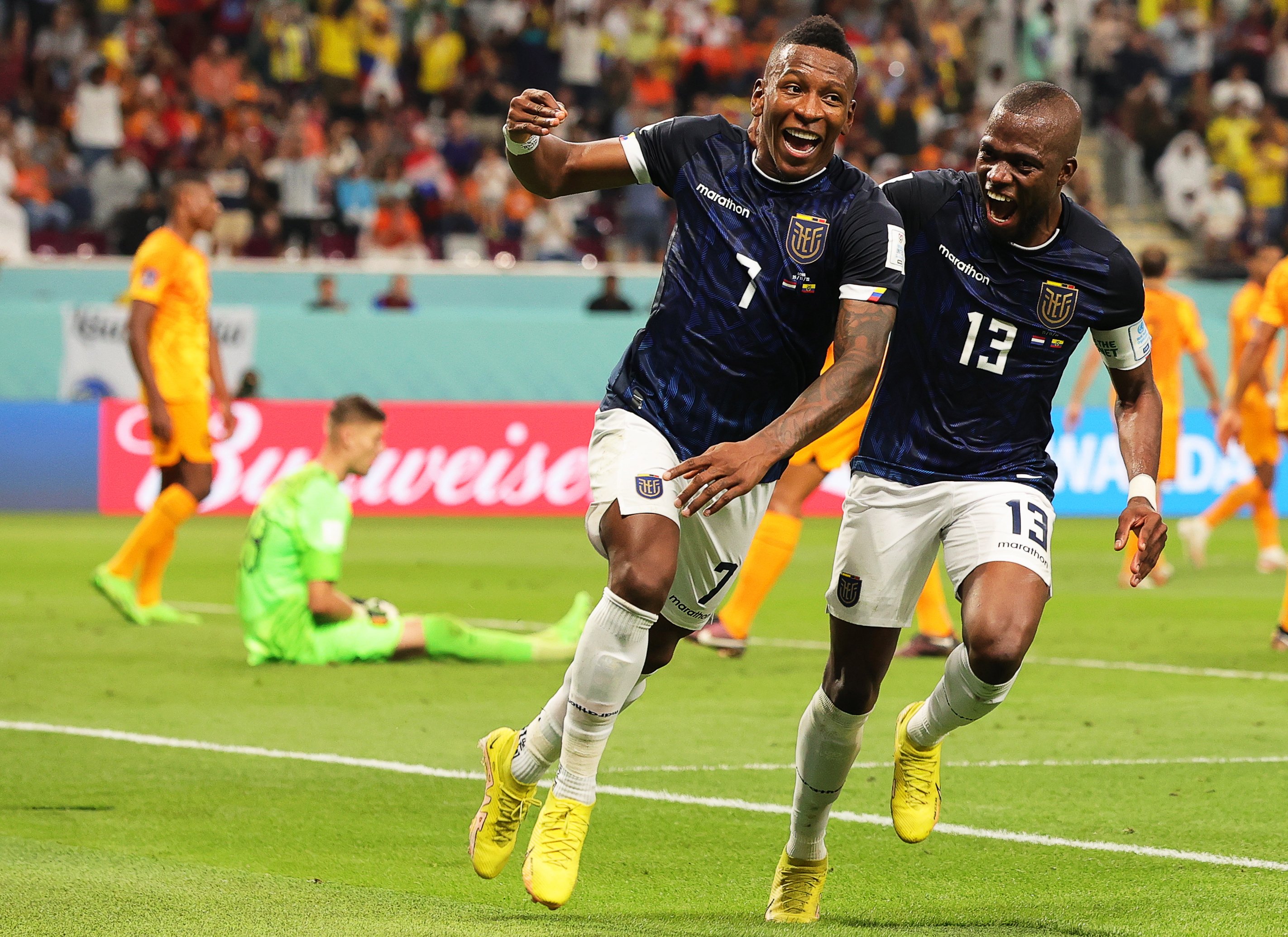 Doha (Qatar), 25/11/2022.- Pervis Estupinan (C) of Ecuador celebrates with teammate Enner Valencia (R) after scoring an offside goal during the FIFA World Cup 2022 group A soccer match between the Netherlands and Ecuador at Khalifa International Stadium in Doha, Qatar, 25 November 2022. (Mundial de Fútbol, Países Bajos; Holanda, Catar) EFE/EPA/Friedemann Vogel