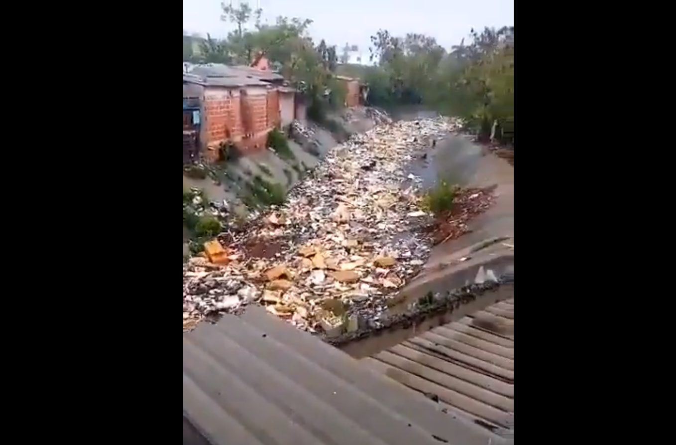 En video: denuncian río de basura en Barranquilla