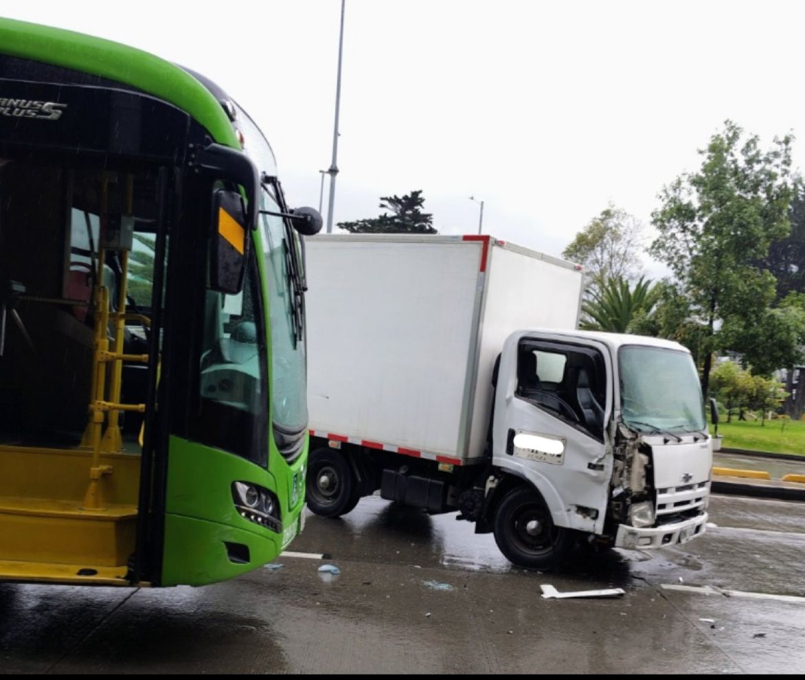 Movilidad hoy: Se recupera la movilidad en la Av. El Dorado tras choque entre camión y bus