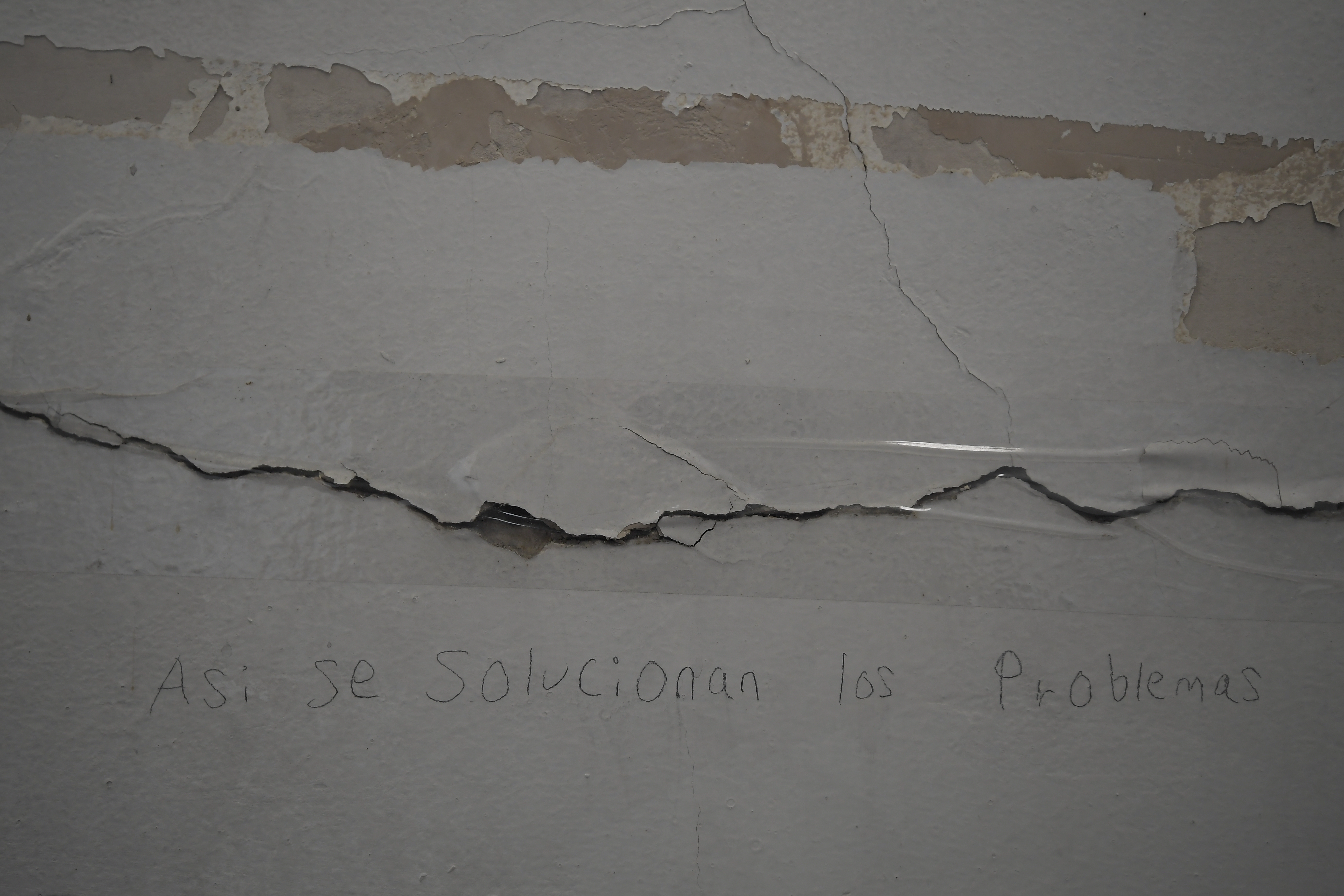 Recorrido por el departamento de Farmacia de la Universidad Nacional, sede Bogotá; se observa deterioro y grietas.
