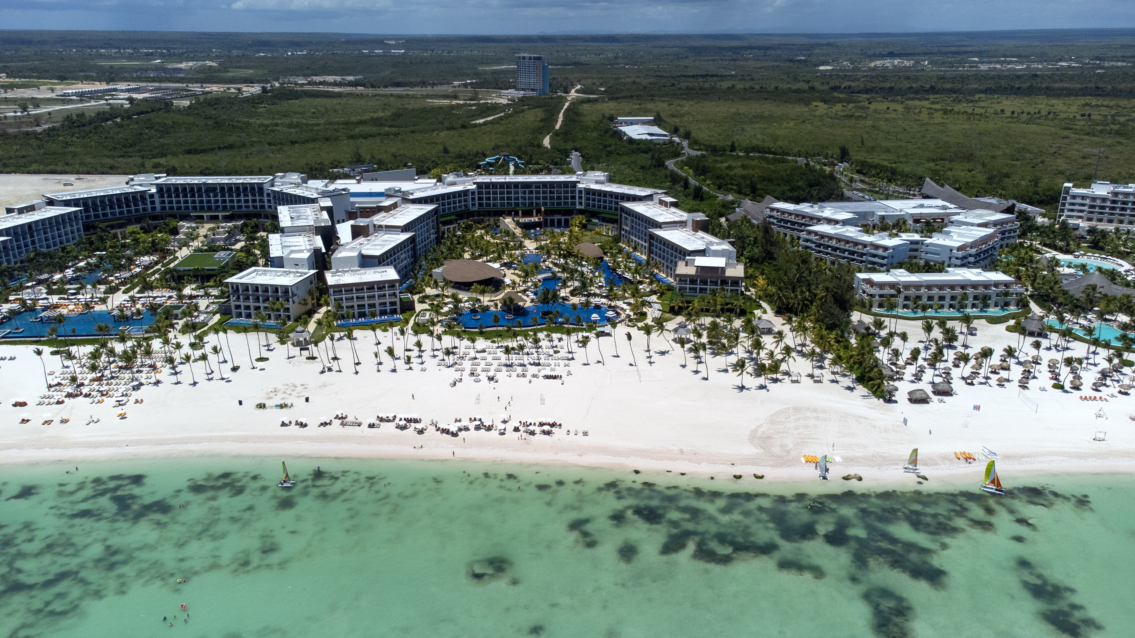 -FOTODELDÍA- PUNTA CANA (REPÚBLICA DOMINICANA), 22/04/2024.- Fotografía aérea que muestra una zona de Cap Cana, un exclusivo complejo turístico de lujo situado en Punta Cana (República Dominicana). EFE/Orlando Barría
