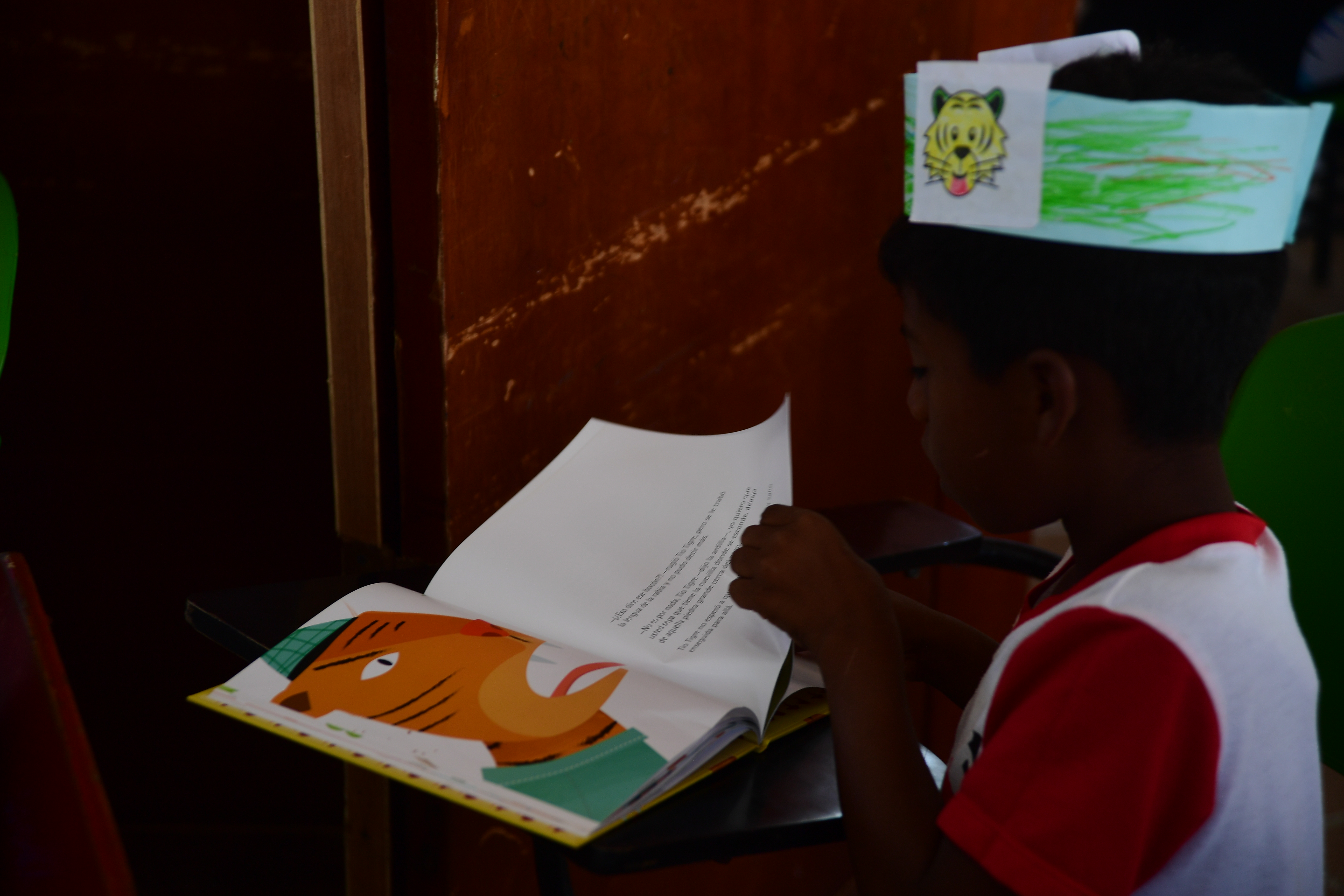 Escritora en la Escuela de Puerto Rey durante la lectura de su libro infantil Tío Conejo Está Enamorado
