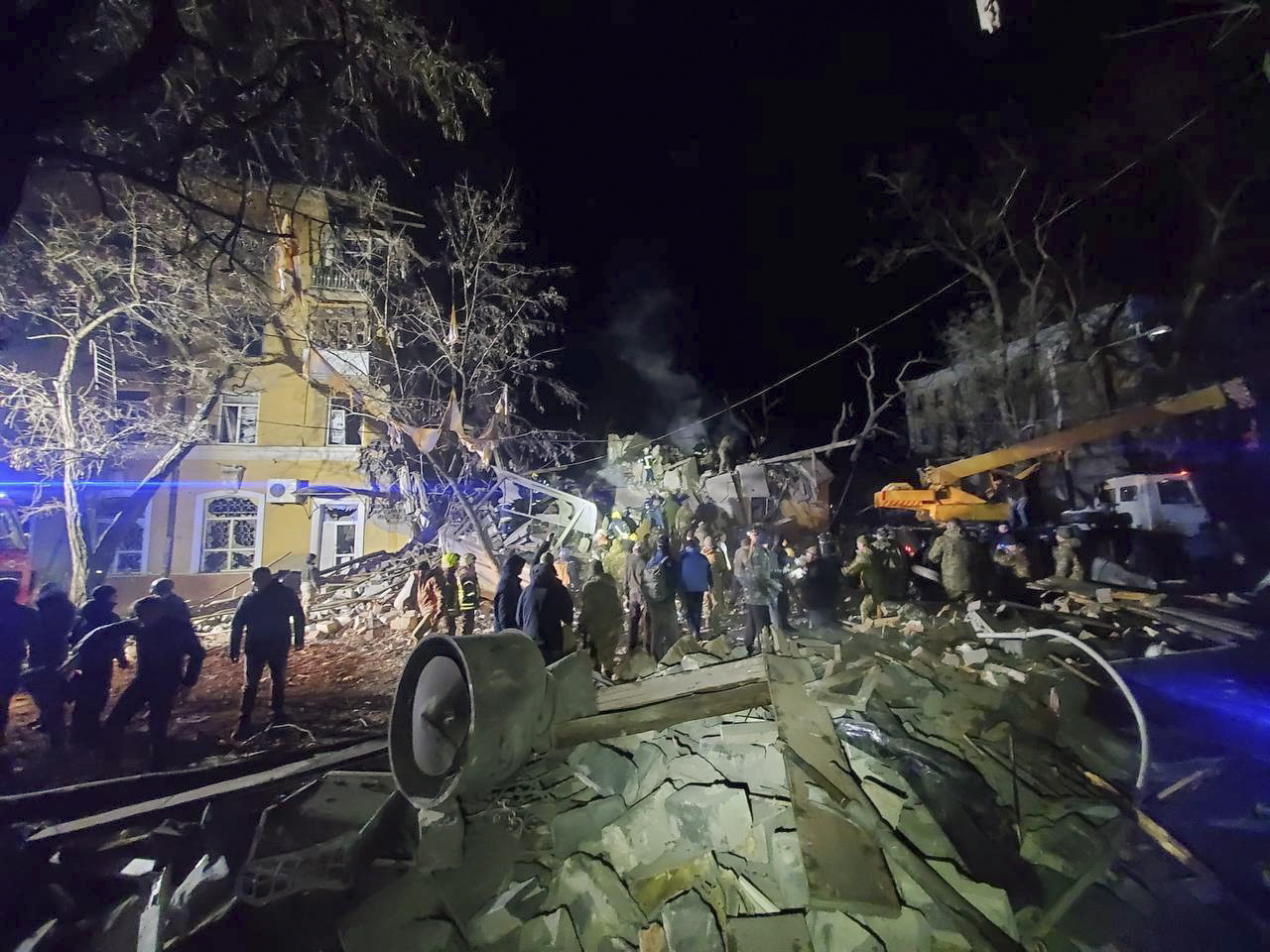 Ucrania: bombardeo a edificio residencial deja al menos tres civiles muertos