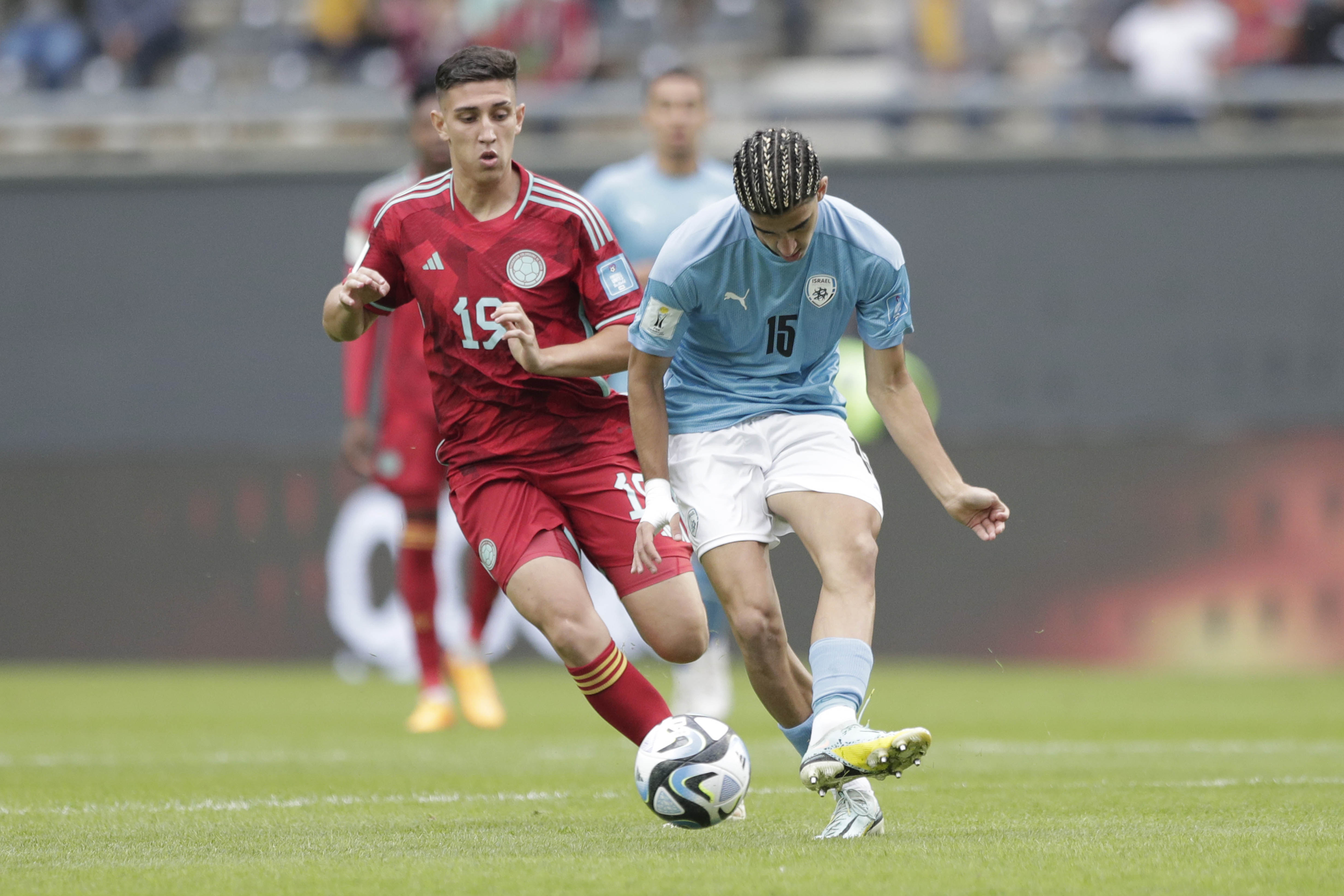 AMDEP1437. LA PLATA (ARGENTINA), 21/05/2023.- Tay Abed (d) de Israel disputa un balón con Miguel Monsalve de Colombia hoy, en un partido del grupo C de la Copa Mundial de Fútbol sub-20 entre Israel y Colombia en el estadio Diego Armando Maradona en La Plata (Argentina). EFE/ Demian Alday Estevez