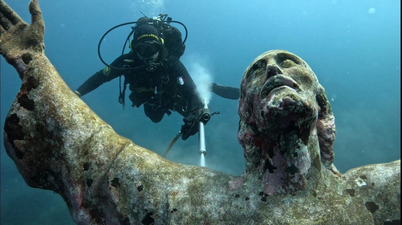 Limpian la escultura del Cristo del Abismo a 17 metros bajo el mar en Italia
