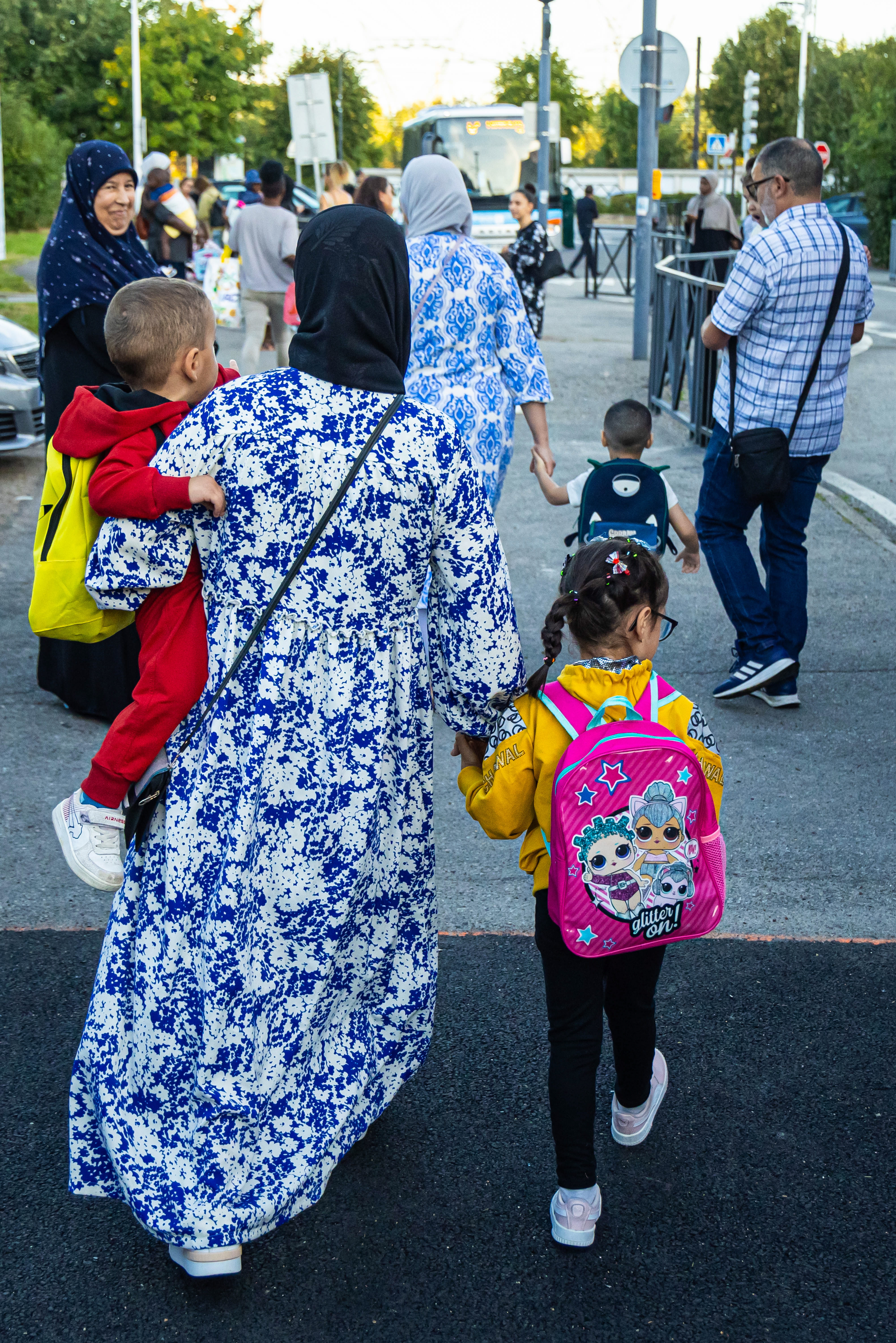 La Verriere (France), 04/09/2023.- Schoolchildren and parents arrive at the 'Bois de l'Etang' school for the start of the new school year in La Verriere, west of Paris, France, 04 September 2023. The elementary school of this Paris'Äô suburb was destroyed during the riots sparked by the death of a young man killed by a police officer during a traffic stop in June 2023. (Disturbios, Francia) EFE/EPA/CHRISTOPHE PETIT TESSON