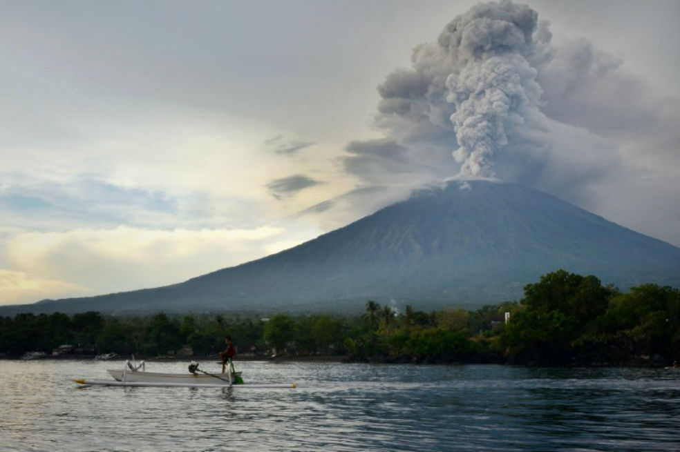 Evacúan a 100.000 personas por riesgo de erupción de volcán en Balí