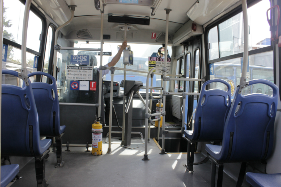 bus SITPLizeth MoyanoA Nelson Jaramillo, músico profesional con discapacidad visual, algunos conductores le han impedido la entrada a estos buses por llevar consigo un perro labrador que cumple una función asistencial, “insistía en que se trataba de un perro lazarillo, y aún así los conductores me decían que no podían llevarme, que su empresa no se los permitía”.