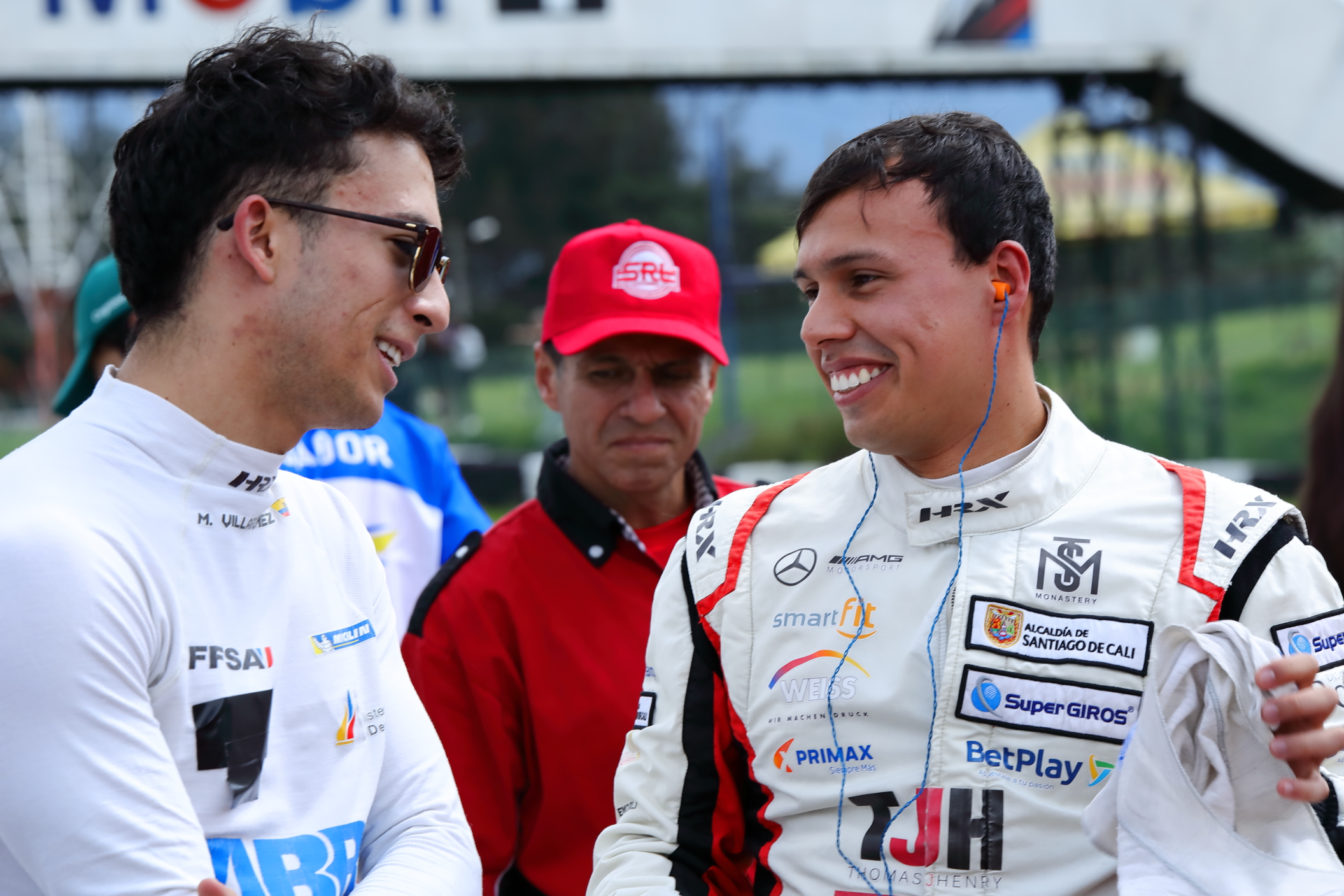 Óscar Tunjo (der.), piloto colombiano con experiencia en el exterior.