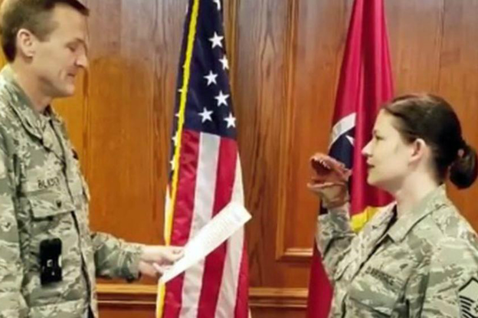 Militares son destituidos en Estados Unidos por broma con un dinosaurio