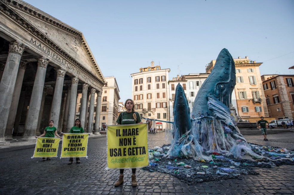 Las ballenas de Greenpeace que se robaron el protagonismo del Panteón