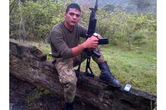 El soldado profesional Carlos Becerra Ojeda tiene 25 años, un niño de cuatro y otro más en camino. Su familia pide su inmediata liberación. / Ejército