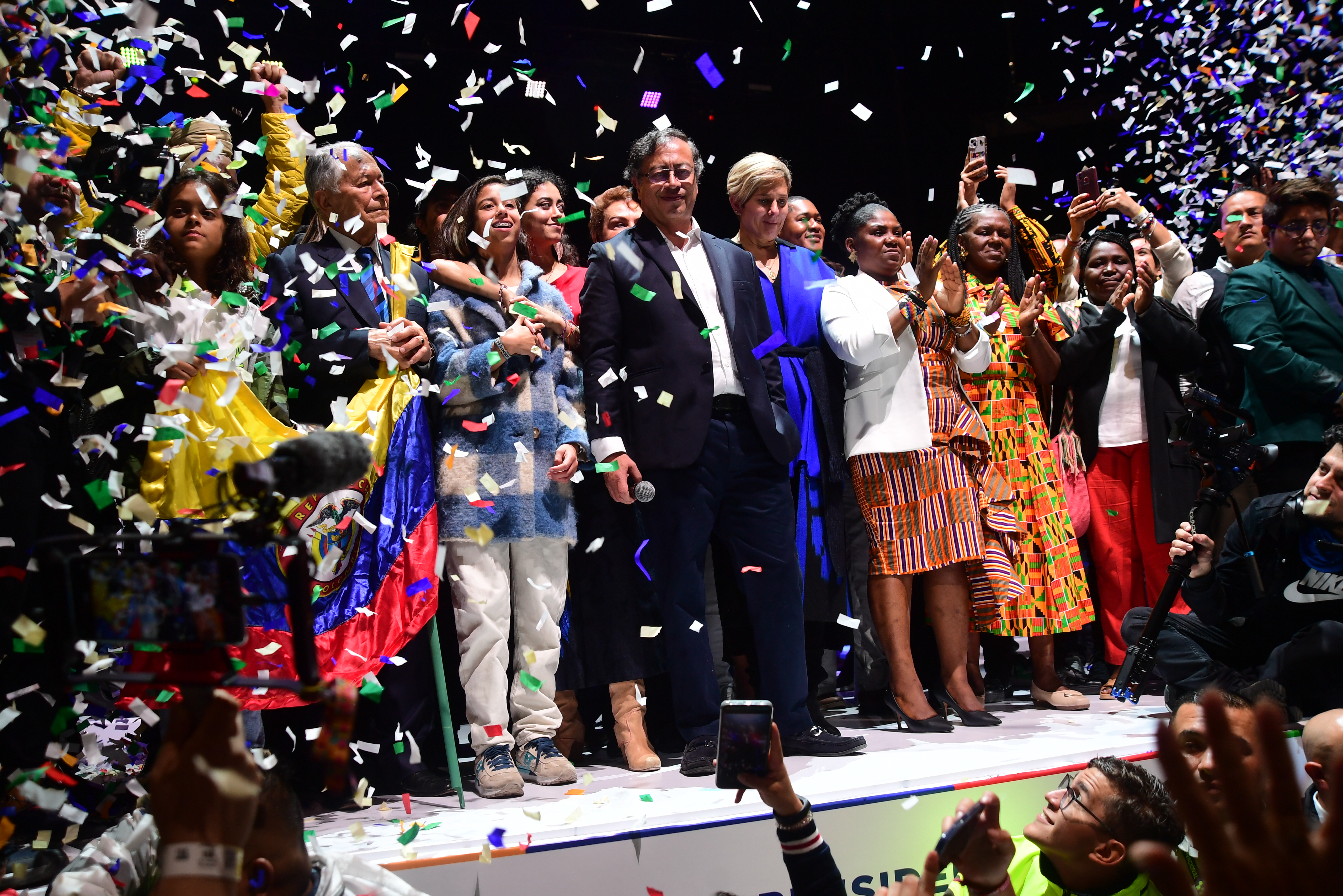 El presidente electo Gustavo Petro celebra su triunfo luego de ser elegido Presidente de Colombia, en compañia de seguidores y familiares.