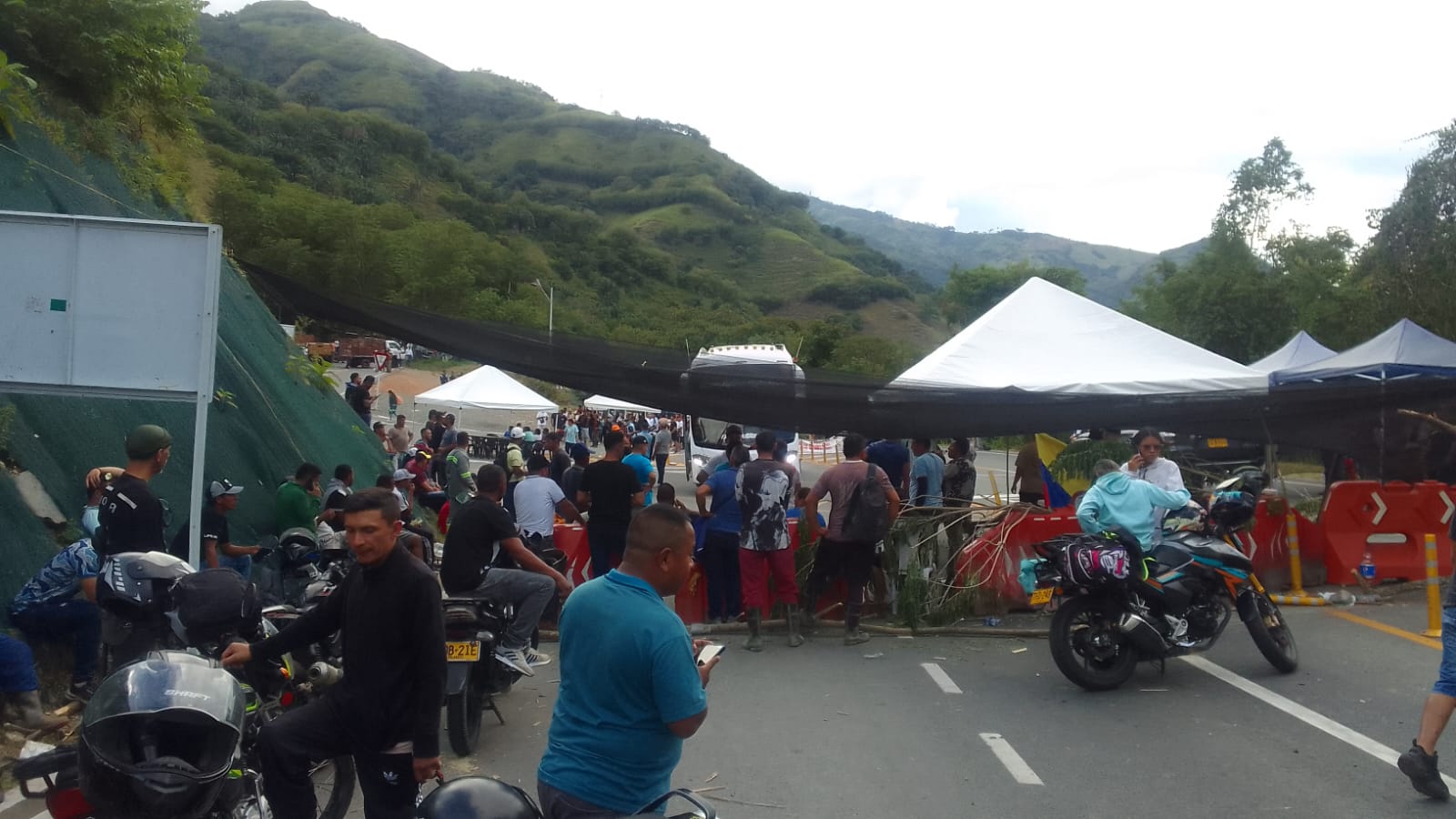 Paro de campesinos y mineros afecta movilidad en seis departamentos del país
