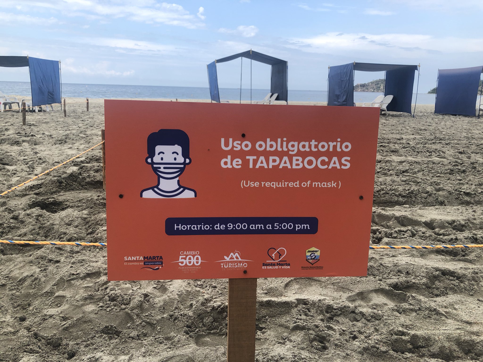 Turistas retornan a las playas de Santa Marta, tras de seis meses de cierre, con estrictos protocolos de bioseguridad.