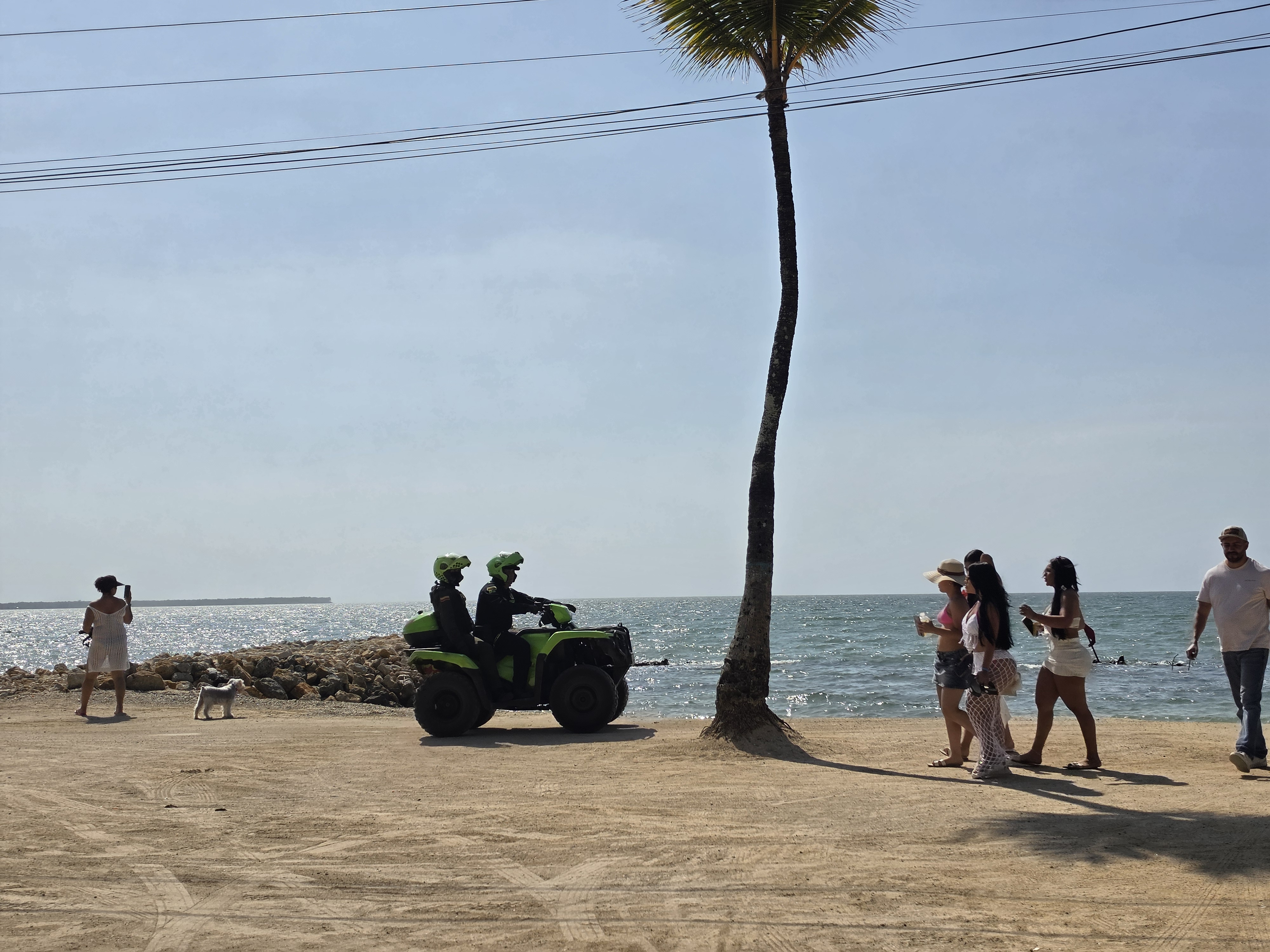 Nuestro último destino es San Antero, un rincón del Caribe cordobés donde el mar, los manglares y la tranquilidad marcan el ritmo de cada jornada. Aquí las playas se combinan con paisajes naturales únicos y experiencias que permiten descubrir otra cara de la costa colombiana.
