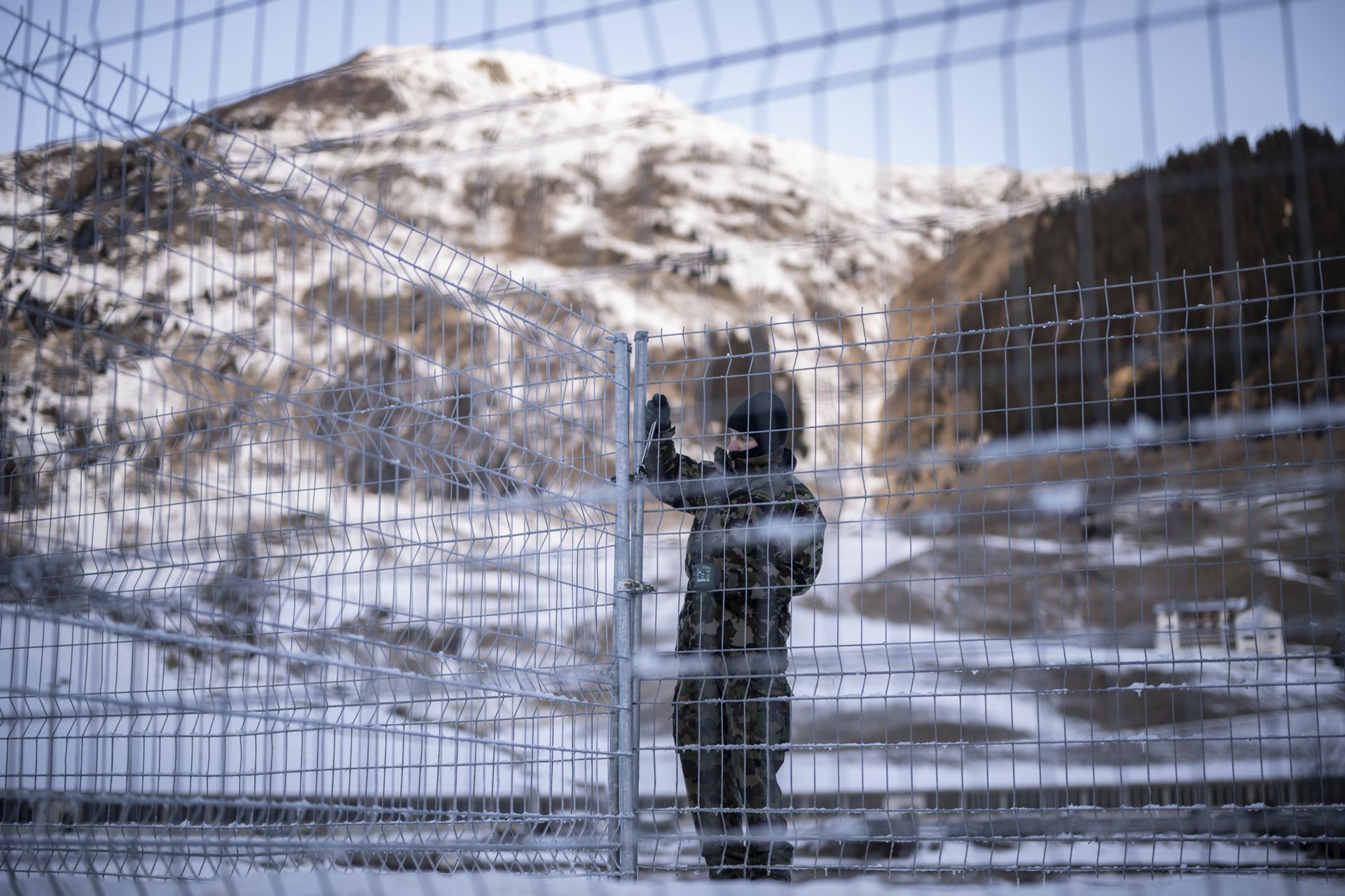 Davos (Switzerland), 06/01/2026.- Soldiers work at the temporary airfield at lake Davos prior to the 56th annual meeting of the World Economic Forum (WEF) in Davos, Switzerland, 06 January 2026. The meeting brings together entrepreneurs, scientists, and corporate and political leaders in Davos under the theme 'A Spirit of Dialogue' from 19 to 23 January. (Suiza) EFE/EPA/GIAN EHRENZELLER
