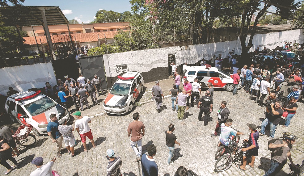 Regresa la discusiónMiembros de la Policía entran a la escuela pública Suzano tras un tiroteo, este miércoles, en la región metropolitana de São Paulo, en Brasil. Foto: EFE