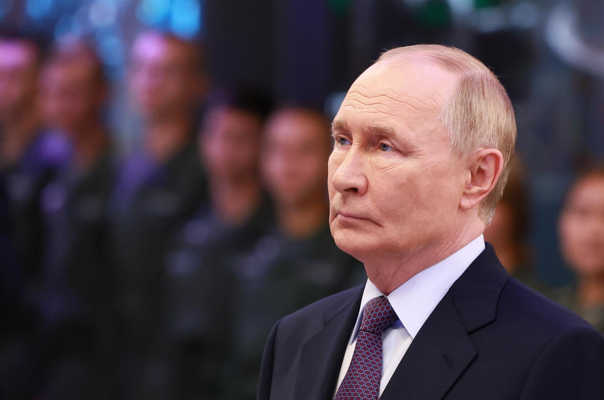 VLADIVOSTOK (Russian Federation), 04/09/2025.- Russian President Vladimir Putin explores an exposition dedicated to the 155th Guards Naval Infantry Brigade at the branch of the Russia National Centre in Vladivostok, Russia, 04 September 2025. (Rusia) EFE/EPA/VLADIMIR SMIRNOV/SPUTNIK/KREMLIN POOL / POOL MANDATORY CREDIT