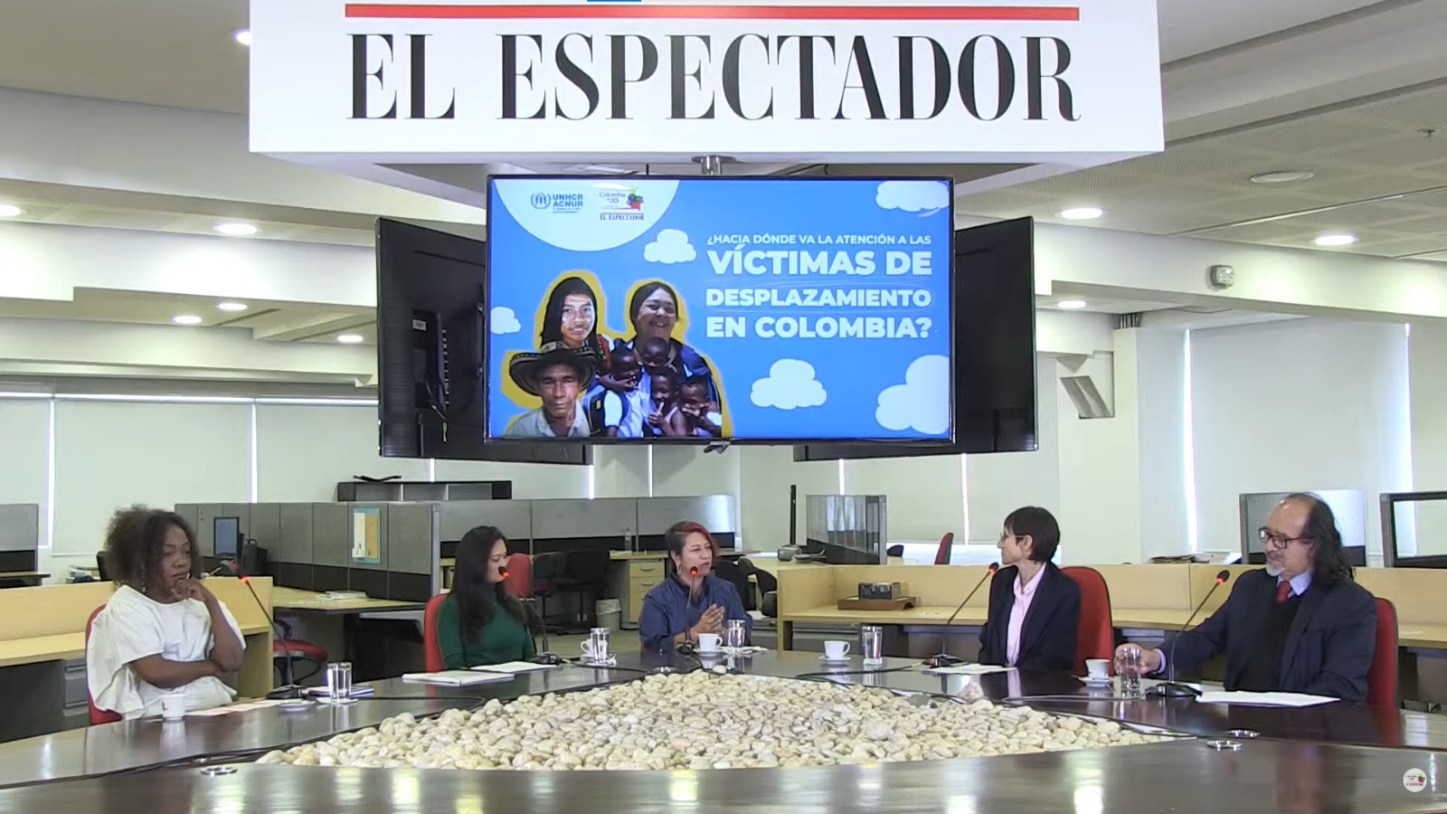 En el panel participaron Mireille Girard, representante de Acnur en Colombia; Nathalia Romero Figueroa, de la Unidad de Víctimas; Luz Marina Becerra, secretaria general Afrodes y fundadora de la organización La Comadre; y Marco Romero, director Codhes. La charla fue moderada por Gloria Castrillón, directora editorial de Colombia+20.