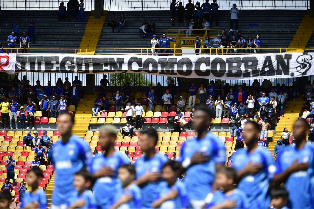 Millonarios venció 3–2 a Fortaleza en El Campín con tripleta de Beckham David Castro y logró un triunfo crucial que lo mantiene en la pelea por entrar al grupo de los ocho en la Liga BetPlay 2025. El equipo de Hernán Torres presionó alto, recuperó en campo rival y fue letal en los momentos clave, aunque volvió a fallar varias opciones claras. Fortaleza dominó la posesión y complicó en el cierre de cada tiempo con goles de Jhon Velásquez y Sebastián Valencia, este último de penalti en el 90+1, pero no pudo evitar que Millonarios le quitara el invicto.