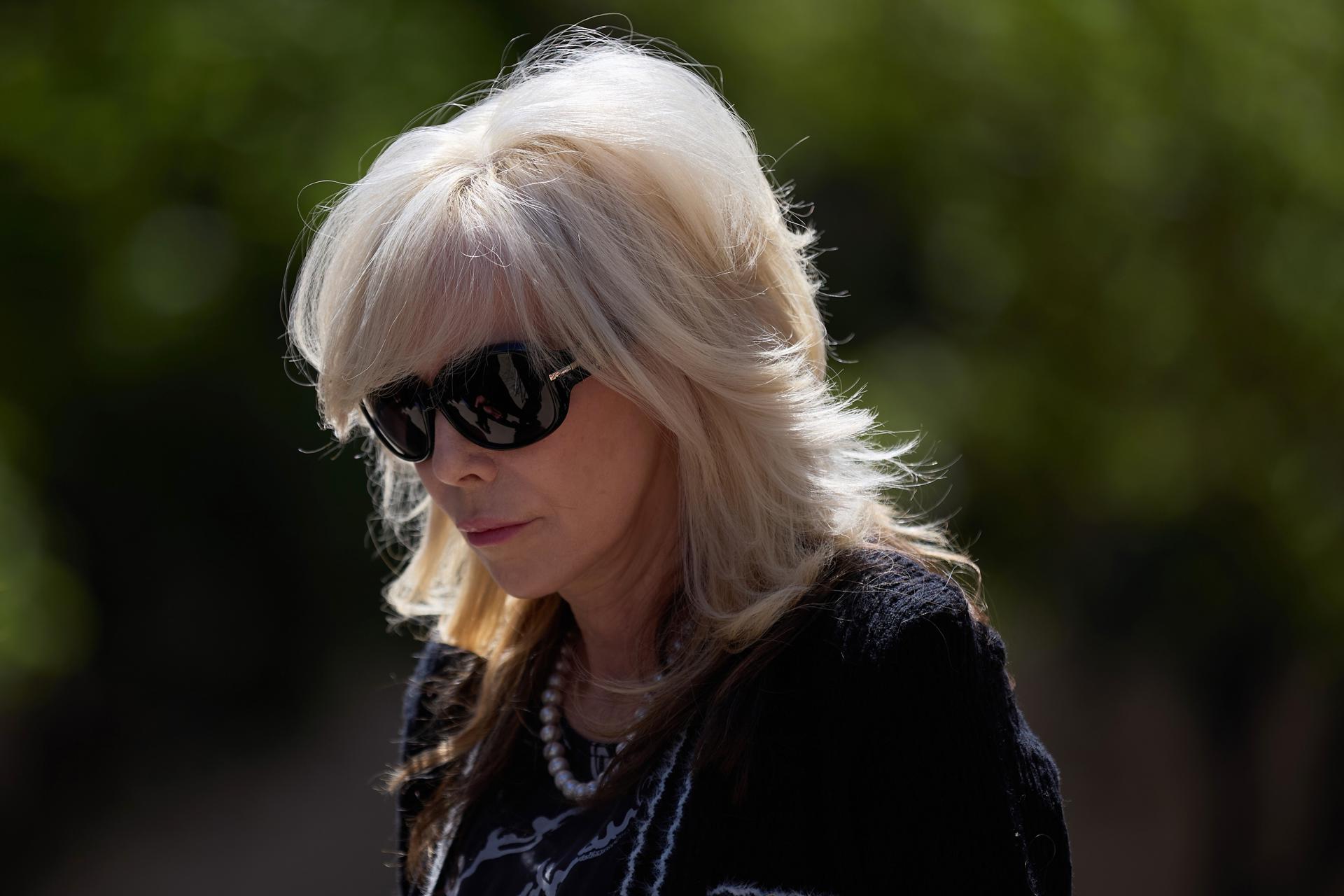 LOS ANGELES (United States), 09/05/2025.- Tammi Menendez, wife of Erik Menendez, departs the Menendez brothers resentencing hearing at the Van Nuys Courthouse West in Los Angeles, California, USA, 09 May 2025. Brothers Lyle and Erik Menendez were sentenced in 1996 for first degree murder for killing their parents, Jose and Kitty Menendez, but new evidence in the case has lead prosecutors to reexamine the brothers' sentencing. EFE/EPA/ALLISON DINNER
