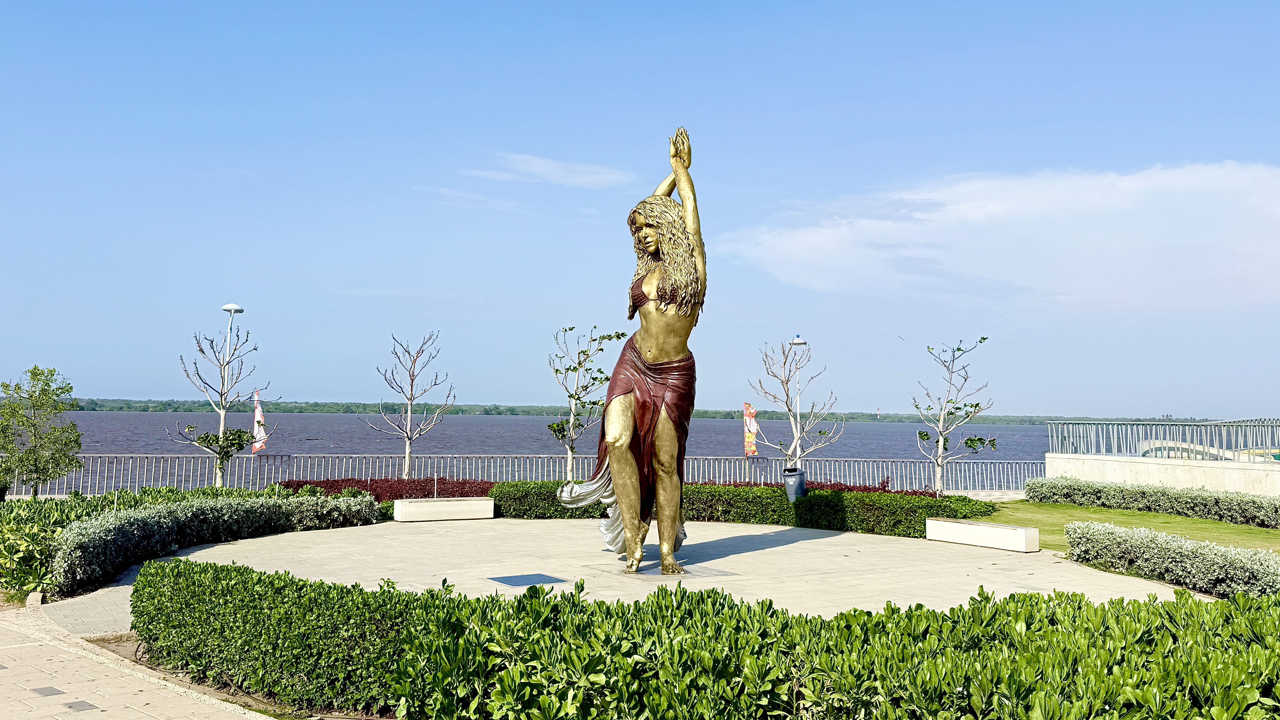 La escultura de Shakira se suma al repertorio de monumentos que, como la misma ciudad, atraen a viajeros en busca de autenticidad, cultura e identidad propia.
