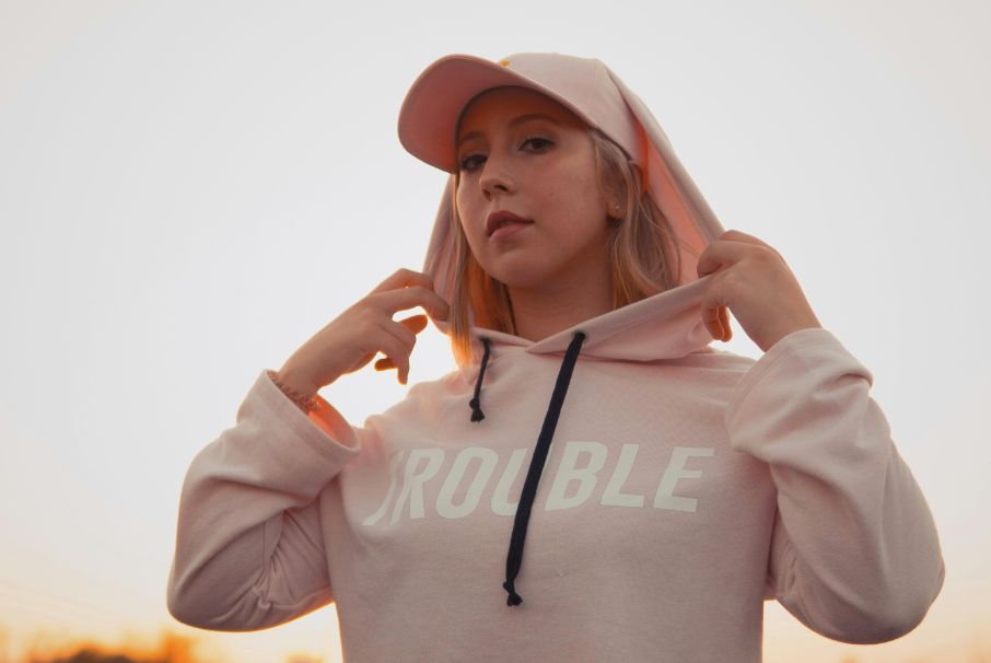 10 outfits para mujer que puedes combinar con gorra ¡Imperdibles!