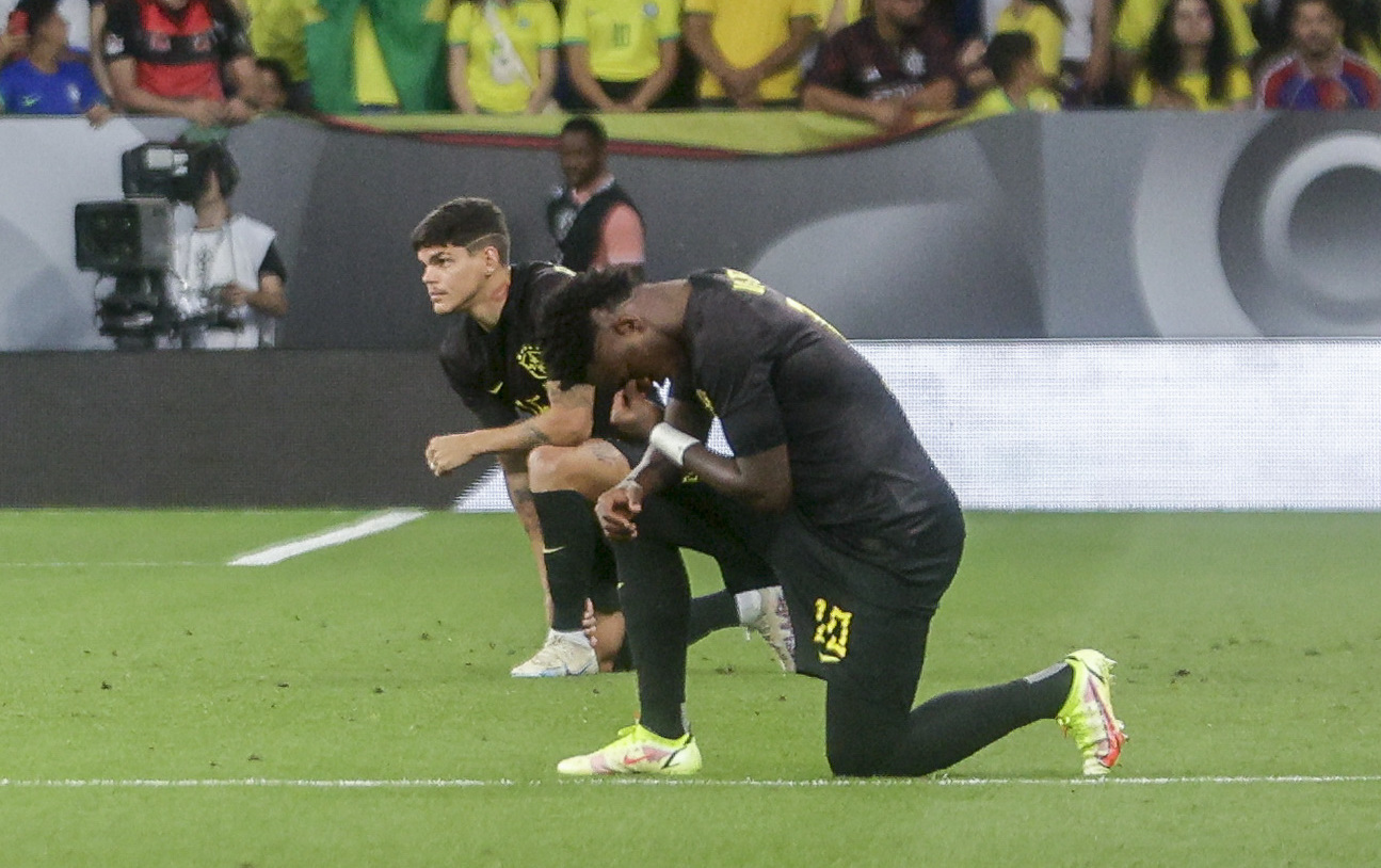 CORNELLÁ (BARCELONA), 17/06/2023.- El delantero de Brasil Vinícius Júnior durante el minuto de silencio con la camiseta y los pantalones de color negro dentro de la campaña de concienciación contra el racismo promovida la Confederación Brasileña de Fútbol (CBF), al comienzo del partido amistoso que las selecciones de Brasil y Guinea disputan este sábado en el RCDE Stadium de Cornellá, en Barcelona. EFE/Quique García