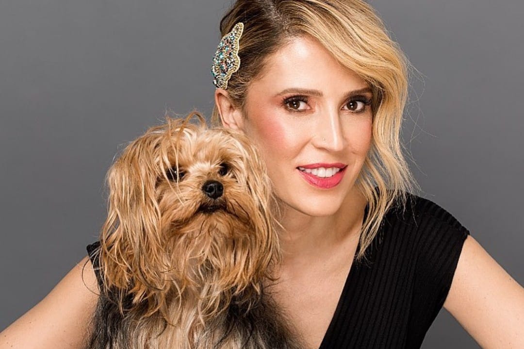 Alejandra Azcárate y su perrita