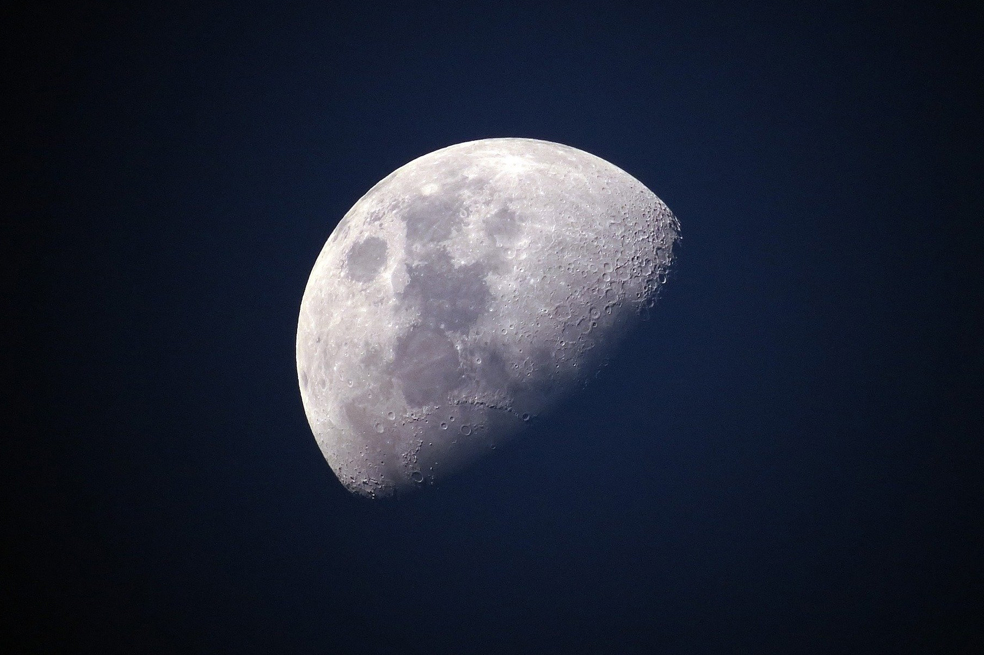 ¿Cuánta agua fue hallada en el cráter Clavius de la Luna?