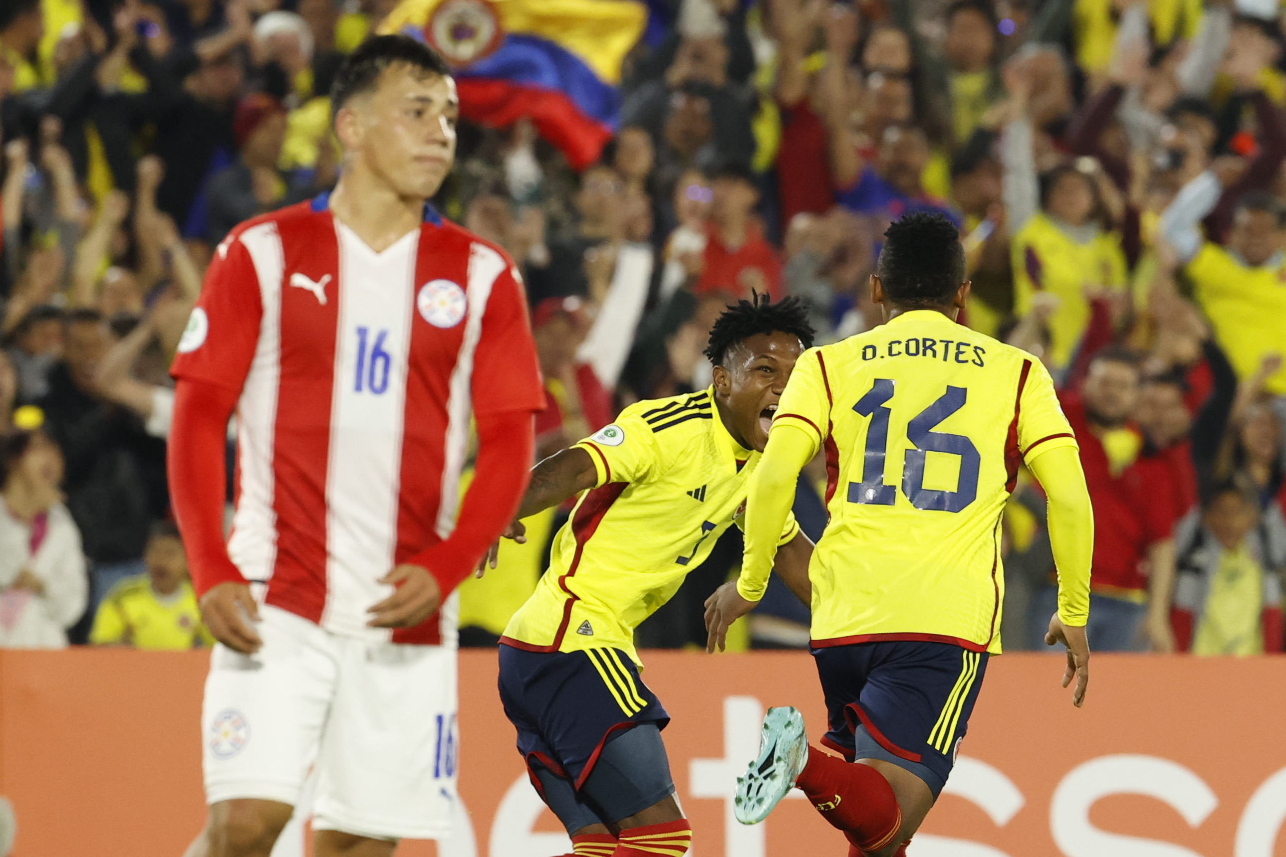 AMDEP1136. BOGOTÁ (COLOMBIA), 03/02/2023.- Oscar Cortés (d) de Colombia celebra un gol con Edier Ocampo (c) hoy, en un partido de la fase final del Campeonato Sudamericano Sub'20 entre las selecciones de Colombia y Paraguay en el estadio El Campín en Bogotá (Colombia). EFE/ Mauricio Dueñas Castañeda