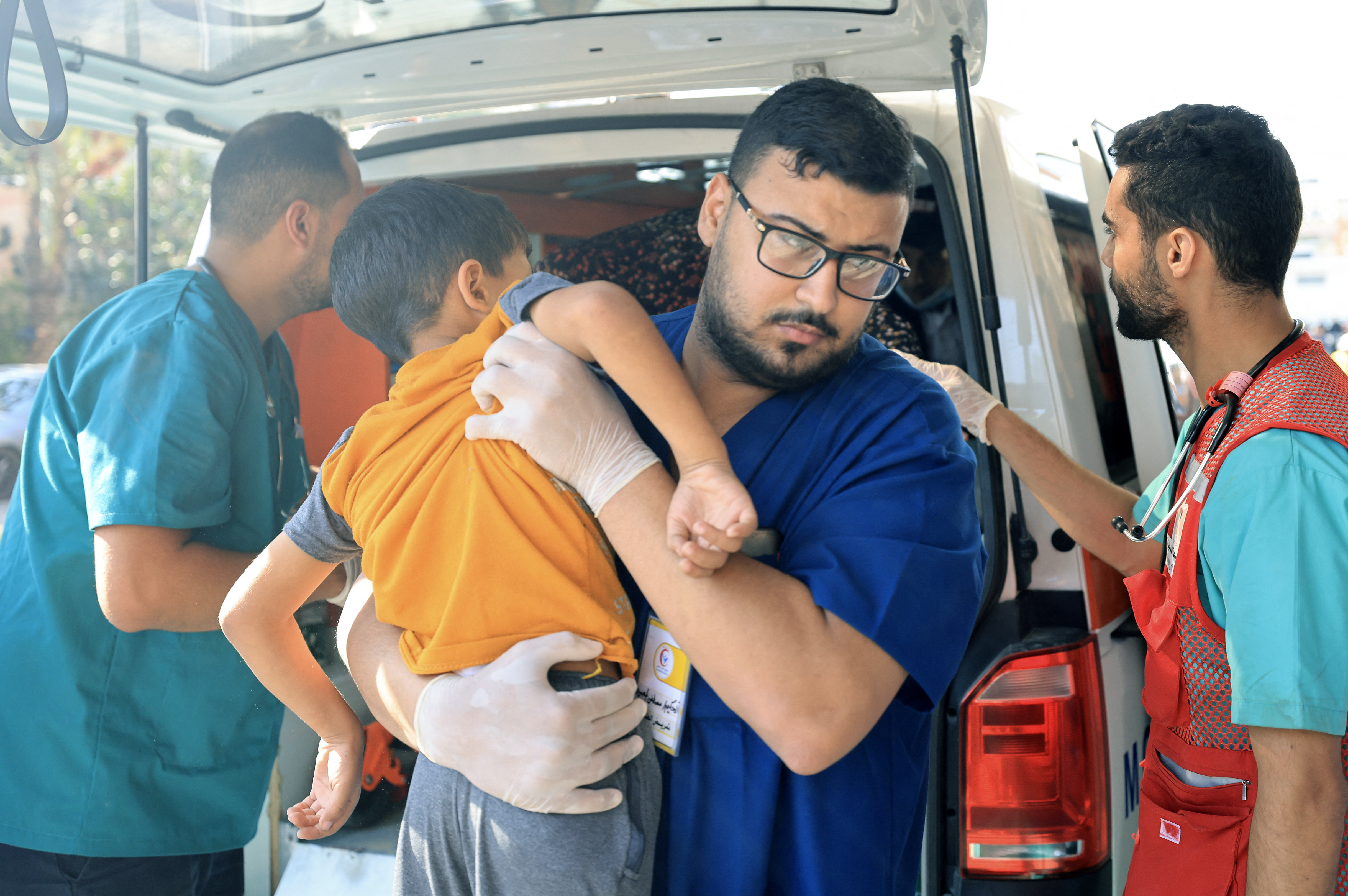 Rescatistas llevan a un niño palestino a un hospital luego de un ataque israelí, en Khan Yunis, en el sur de la Franja de Gaza, ciudad que está recibiendo a gran cantidad de desplazados, el 14 de octubre de 2023.