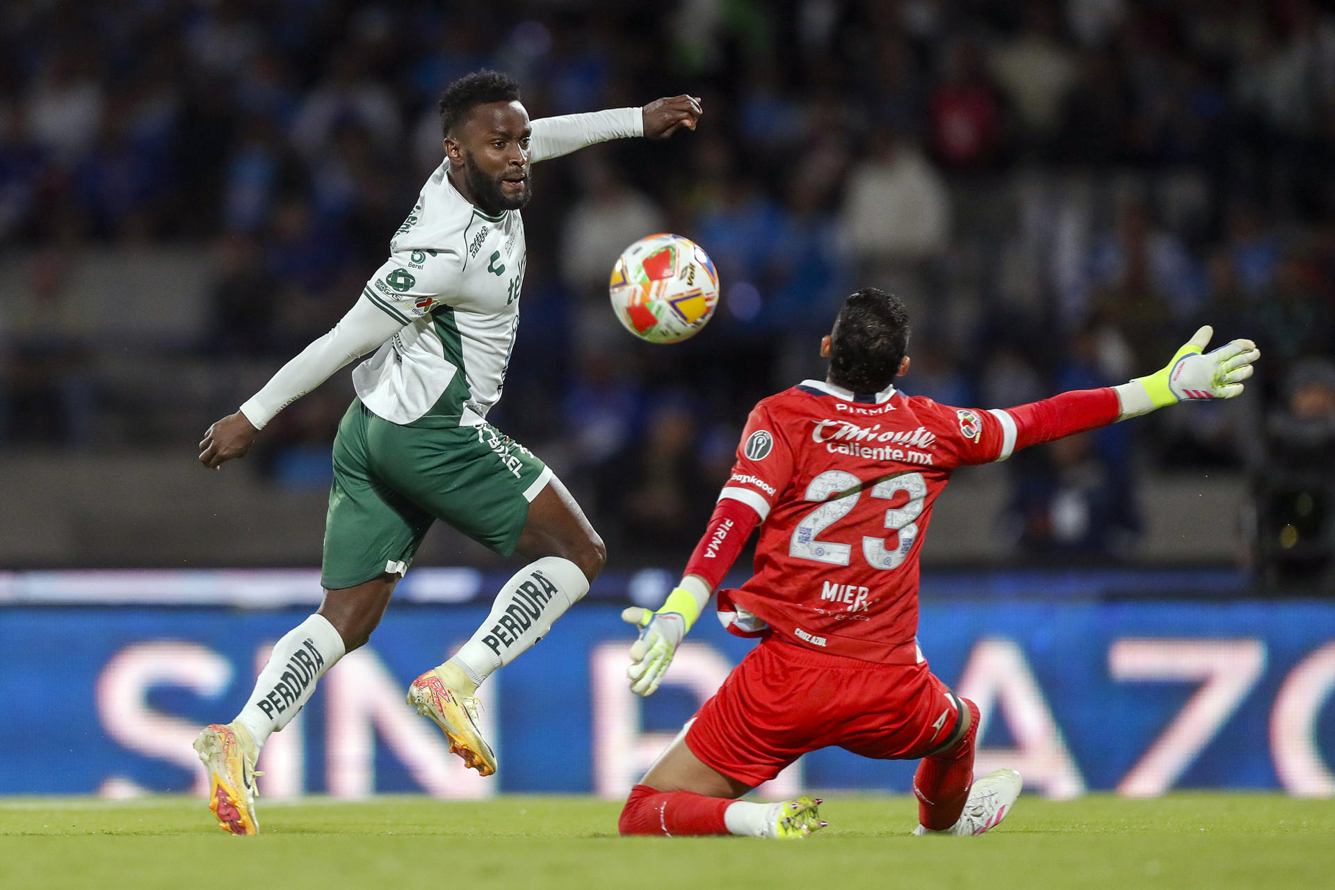 MEX2136. CIUDAD DE MÉXICO (MÉXICO), 11/05/2025.- Kevin Mier (d) de Cruz Azul disputa un balón con John Mendoza (i) de León este domingo, durante un partido por los cuartos de final del torneo Clausura 2025 de la Liga MX entre Cruz Azul y León, en el estadio Olímpico Universitario de Ciudad de México (México). EFE/ Isaac Esquivel
