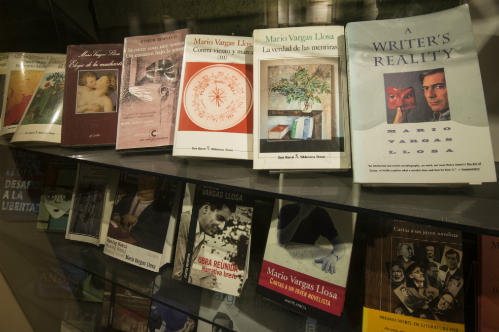 Vargas Llosa celebra su cumpleaños donando libros para su biblioteca en Perú