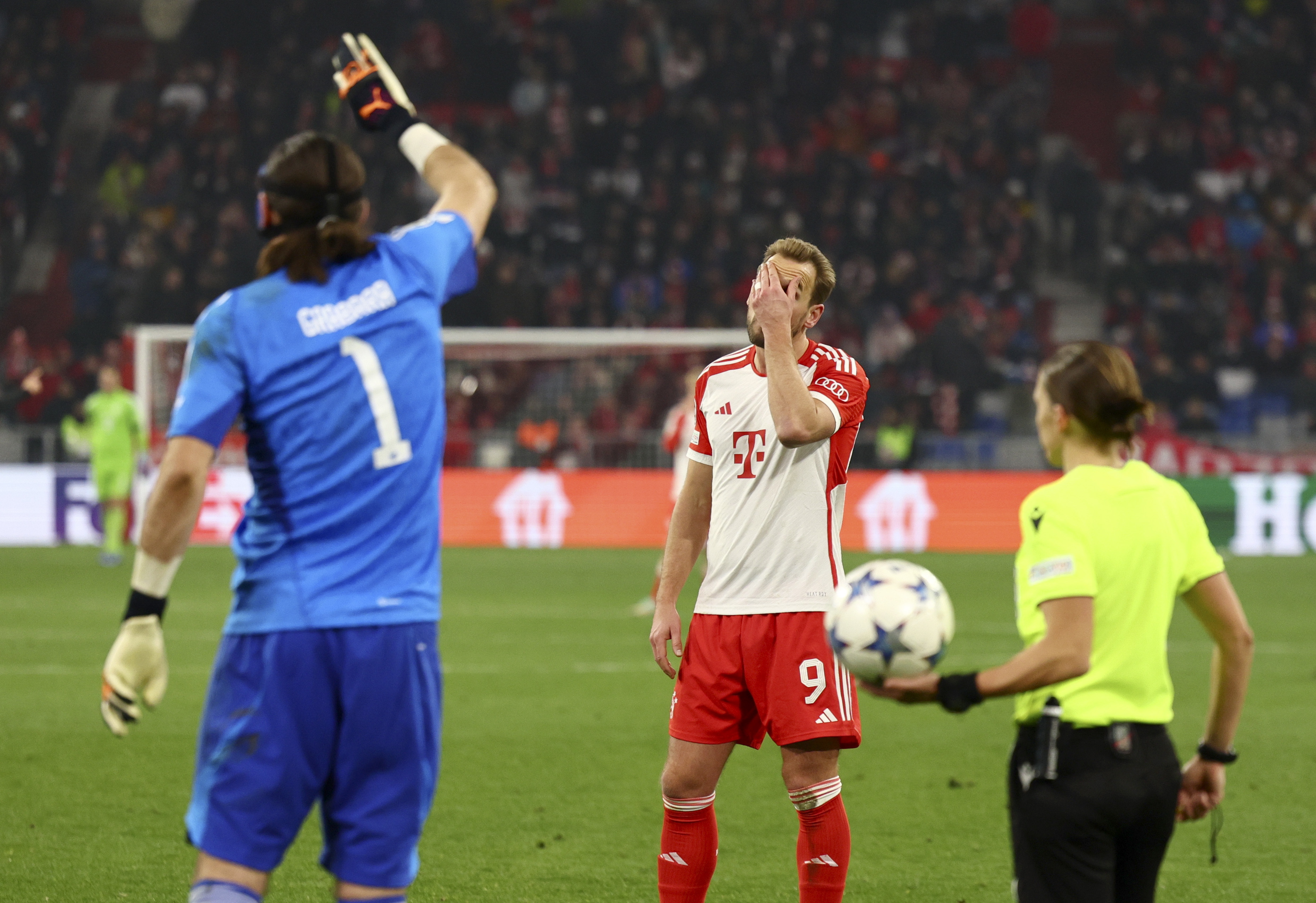 Munich (Germany), 29/11/2023.- Munich's Harry Kane reacts during the UEFA Champions League group A match between FC Bayern Munich and FC Copenhagen in Munich, Germany, 29 November 2023. (Liga de Campeones, Alemania, Copenhague) EFE/EPA/ANNA SZILAGYI